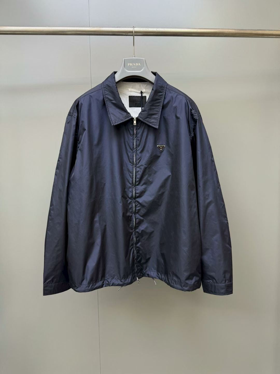 NO:867931,Prada 26ss New Re-Nylon Logo Lapel Zipper Loose Jacket Men's High Version. Size S.M.L.XL.,Prada-clothing,prada,jackets & coats,jackets & coats,19860909普拉达 26ss新Re-Nylon 徽标翻领拉链宽松 夹克外套 男 高版本. 码数S.M.L.XL.,普拉达-服装,prada,jackets & coats,jackets & coats,,Women's clothing