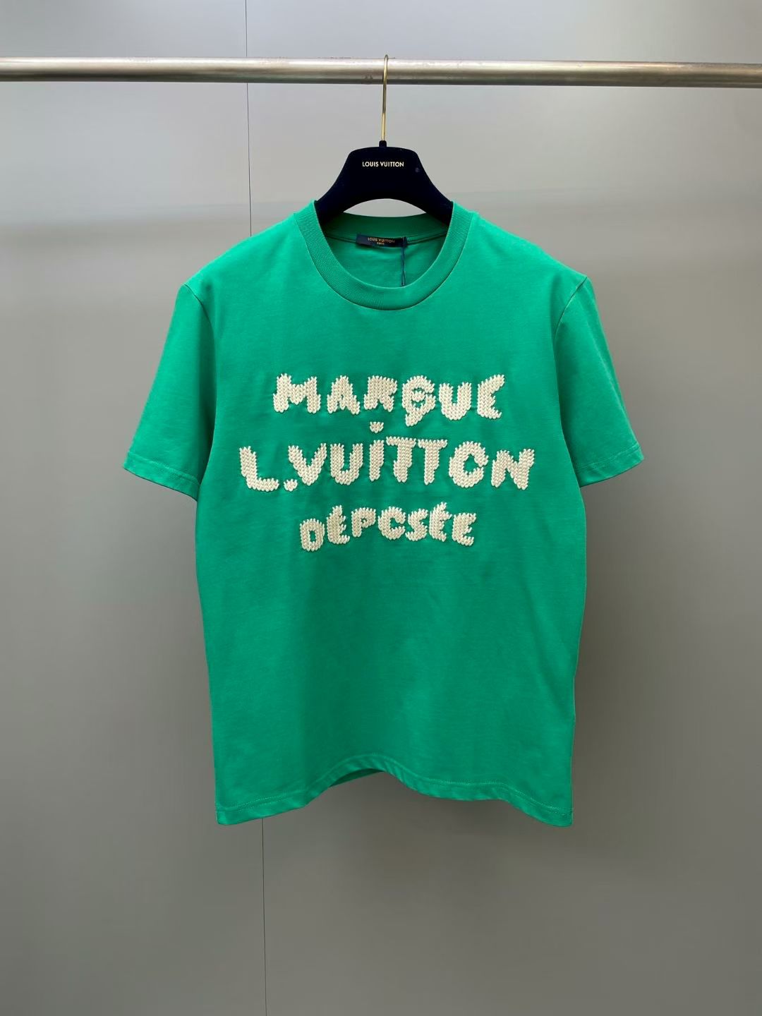 NO:867857,Lujia 26ss new embroidered T-shirt. This cotton T-shirt is made of soft wool texture yarn, and the Marque L.Vuitton Déposée logo and LV letters are embroidered on the front and back respectively, presenting a visual effect just like the knitted texture. It is suitable for matching with various casual styles, highlighting the fun and elegant style. Size S.M.L.XL., Louis Vuitton-clothing, louis vuitton, louis vuitton, louis  vuitton,louis vuitton,19860909驴家 26ss新刺绣 T 恤本棉质 T 恤选用柔软羊毛质感纱线,于前后分别刺绣 Marque L.Vuitton Déposée 标识和 LV 字母,呈现恰似针织肌理的视觉效果.适宜搭配各式休闲造型,彰显盎然趣味与优雅格调. 码数S.M.L.XL.,路易威登-服装,louis vuitton,louis vuitton,louis vuitton,louis vuitton,,Women's clothing