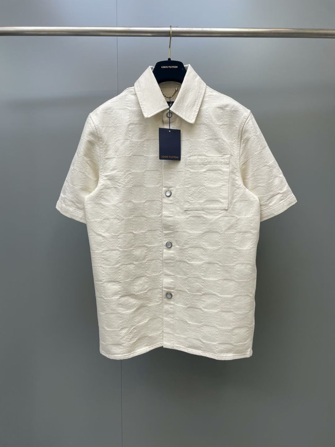 NO:867869,Lujia 26ss new early autumn series chest pocket lightweight denim fitted short-sleeved shirt for men and women high version. Size S.M.L.XL., Louis Vuitton-clothing, louis vuitton, louis vuitton, louis vuitton, shirts, T-shirt,19860909驴家 26ss新早秋系列 胸前口袋轻质丹宁合身短袖 衬衫 男女同 高版本. 码数S.M.L.XL.,路易威登-服装,louis vuitton,louis vuitton,louis vuitton,shirts,T-shirt,,Women's clothing