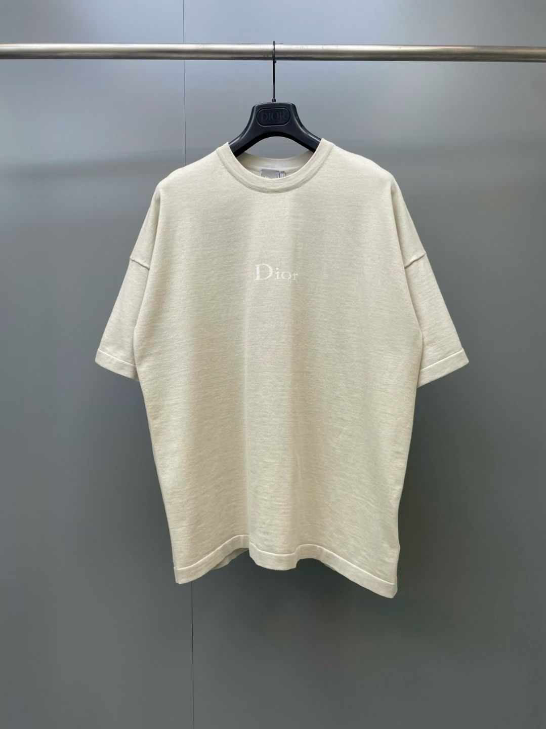 NO:867813,Dior's new 26ss T-shirt highlights a simple and elegant silhouette. It is carefully made of gray cotton knitted fabric and decorated with a ribbed round neck. It is decorated with white hollow Dior logo embroidery on the chest to enhance the style. It can be matched with tailored trousers or sportswear. Size S.M.L.XL., Dior - clothing, dior, dior,19860909迪奥 26ss新 T 恤突显朴素优雅的廓形.采用灰色棉质针织面料精心制作,饰以罗纹圆领,胸前装点白色镂空 Dior 标志刺绣提升格调.可与精裁长裤或运动服饰搭配. 码数S.M.L.XL.,迪奥-服装,dior,dior,,Women's clothing