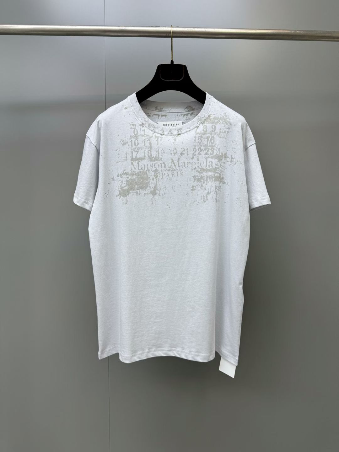 NO:867805,mm6 26ss digital blur print short sleeves  The fabric is made of 230g cotton. The new 5 Majira number L0g0 short-sleeved T-shirt has been worn by celebrities from all walks of life. It has become popular in the industry. It has an ultra-fitting loose tailoring, a moderate round neck, and fashionable dropped shoulders. It is full of high-rise  Street style and lazy casualness, Margiela's classic brand digital logo printing on the chest, the minimalist style reveals exaggerated recognition, and interesting limited features, it is still the most popular fashionable essence, men's clothing, masion  margiela,masion margiela,T-shirt,tees,t-shirt,19860909mm6 26ss 数字模糊印花短袖 面料采用230g全棉,新品5马吉拉数字L0g0短袖T恤,各路明星达人争相上身,已经火爆出圈,超廓形的宽松剪裁,适度的圆领,时髦的落肩,充满了高街风范与慵懒随性,胸前马吉拉经典的品牌数字Logo印花,极简风格中透露着夸张的辨识度,趣味性的限定特色,还是做最流行的时髦精,男装,masion margiela,masion margiela,T-shirt,tees，t-shirt,,Women's clothing