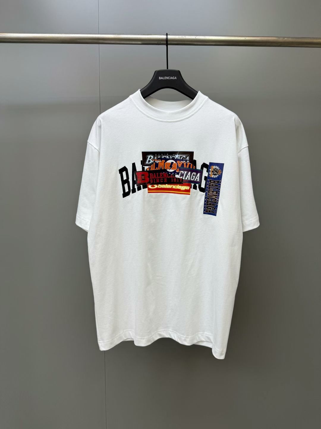 NO:867797,BLCG 26ss slogan sticker short sleeves. The fabric is made of double yarn retro plain knitted fabric 320g, with 32S double yarn 1*1 thread. Multiple embroidery superimposed slogan stickers. The fabric is fermented and washed, not easy to shrink and deform. Customized hardware. Complete three labels, same style for men and women, loose fit, Balenciaga-clothing, balenciaga, T-shirt,19860909BLCG 26ss 标语贴纸短袖 面料采用双纱复古平纹针织面料320g,搭配32S双纱1*1 螺纹 多重刺绣叠加标语贴纸,面料酵洗,不易缩水变形,定制五金 三标齐全,男女同款,宽松版型,巴黎世家-服装,balenciaga,T-shirt,,Women's clothing