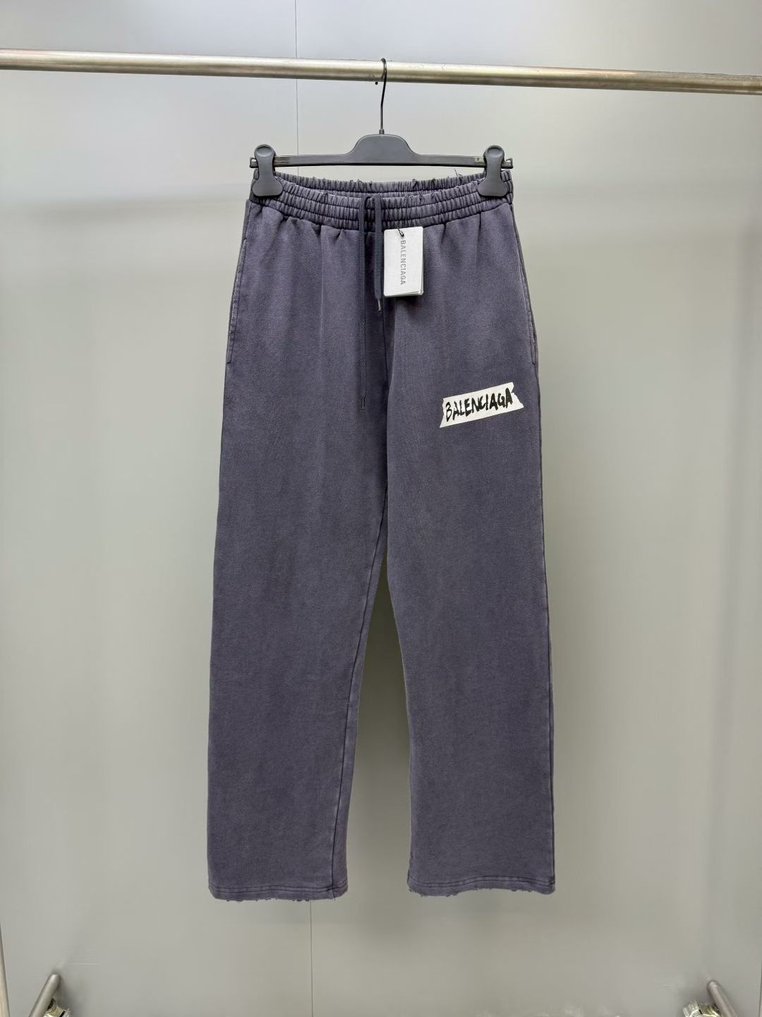 NO:867790,BLCG 26SS tape printed trousers, made of 400g Paris cotton terry sweatshirt material, 200g cotton plain pocket fabric, glue printing, more three-dimensional, trousers washed and distressed, hand-worn, customized 11 ropes, customized 11 trademarks, loose fit, Balenciaga-clothing, balenciaga, hoodie, sweatshirts,19860909BLCG 26SS 胶带印花长裤 采用400克巴黎棉毛圈卫衣料,全棉平纹口袋布200克,胶浆印花,更加立体, 裤子水洗做旧工艺,手工磨破,定制11绳子,定制11商标,宽松版型,巴黎世家-服装,balenciaga,hoodie,sweatshirts,,Women's clothing