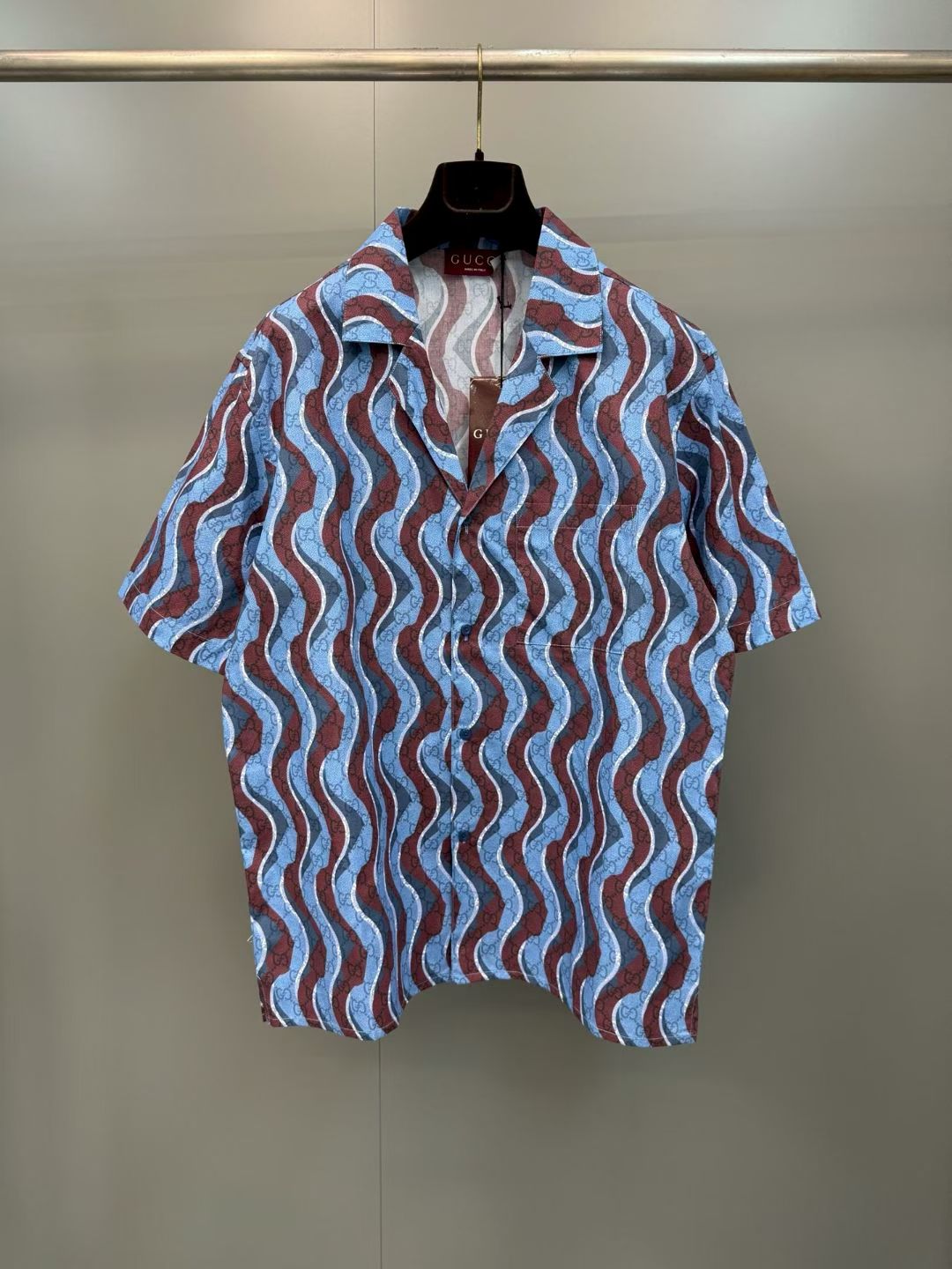 NO:872974,G family's new early spring cotton plaid short-sleeved shirt, the image is paired with a snake-shaped GG pattern, which is embellished with the trousers as part of the all-over printing. Size S.M.L.XL., Gucci-clothing, gucci, gucci, shirts, T-shirt,19860909G家 早春新款棉质格子布短袖衬衫,该形象搭配蛇型GG图案,作为通体印花的一部分缀满裤身. 码数S.M.L.XL.,古驰-服装,gucci,gucci,shirts,T-shirt,,Women's clothing