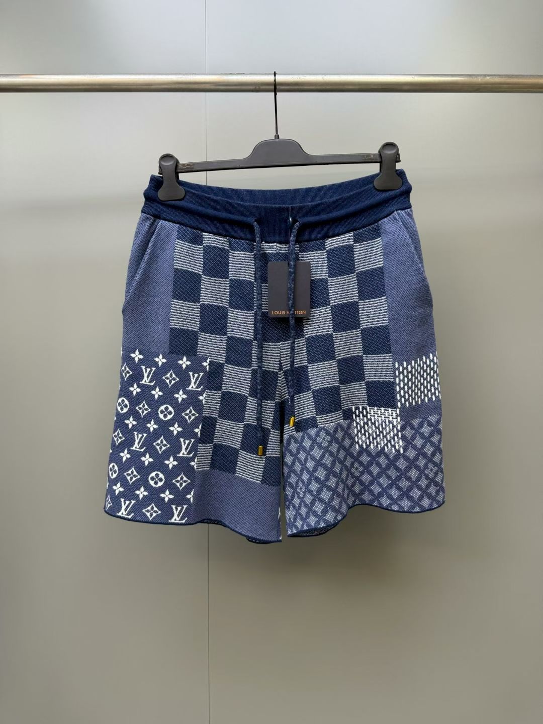 NO:883639,Lujia 26ss new cotton drawstring shorts are from the 2026 autumn and winter series. They use complex intarsia splicing technology to integrate Damier and Monogram patterns, and trace the inspiration of Louis Vuitton archive elements in pastel tones. The same T-shirt is also available. Size19860909驴家 26ss新款棉质抽绳短裤出自 2026 秋冬系列,以繁复嵌花拼接工艺融汇 Damier 和 Monogram 图案,在柔和色调中追溯路易威登典藏元素的灵感启发.另有同款T恤可选. 码数XS.S.M.L,路易威登-服装,louis vuitton,louis vuitton,louis vuitton,shorts,tees，t-shirt,,Women's clothing