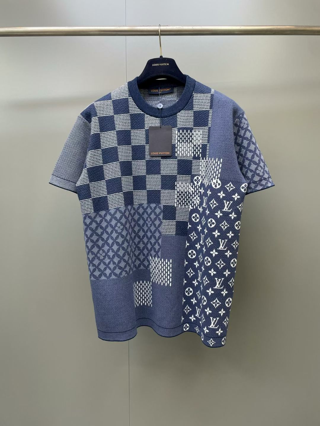 NO:883654,Lujia 26ss new cotton round neck short-sleeved knitted T-shirt is from the 2026 autumn and winter series. It uses complex intarsia splicing technology to integrate Damier and Monogram patterns, and traces the inspiration of Louis Vuitton archive elements in pastel tones. The same T-shirt is also available. Size XS.S.M.L, Louis Vuitton-clothing, louis vuitton, louis vuitton, louis  vuitton,T-shirt,tees,t-shirt,19860909驴家 26ss新款棉质圆领短袖针织t恤出自 2026 秋冬系列,以繁复嵌花拼接工艺融汇 Damier 和 Monogram 图案,在柔和色调中追溯路易威登典藏元素的灵感启发.另有同款T恤可选. 码数XS.S.M.L,路易威登-服装,louis vuitton,louis vuitton,louis vuitton,T-shirt,tees，t-shirt,,Women's clothing
