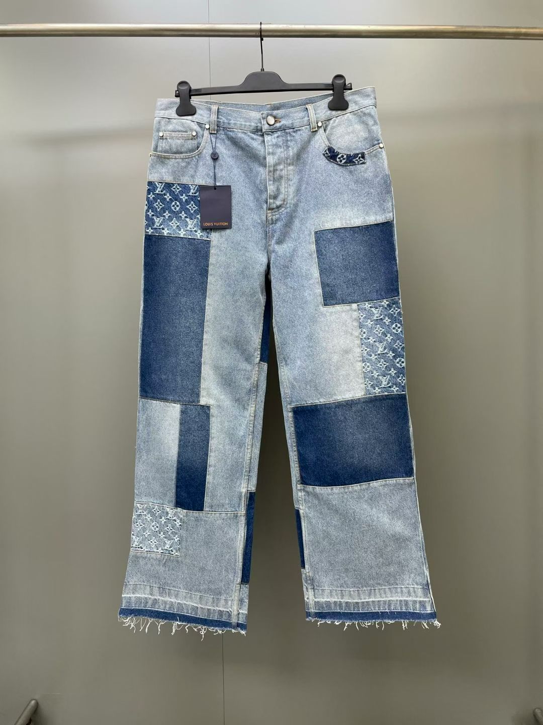 NO:883668,Lujia 26ss new Monogram early autumn series retro patch buttoned mid-waist jeans, same style for men and women, high version. Size S.M.L.XL., Louis Vuitton-clothing, louis vuitton, louis vuitton, louis vuitton, jeans,19860909驴家 26ss新款Monogram 早秋系列 复古补丁纽扣中腰 牛仔裤 男女同款 高版本. 码数S.M.L.XL.,路易威登-服装,louis vuitton,louis vuitton,louis vuitton,jeans,,Women's clothing