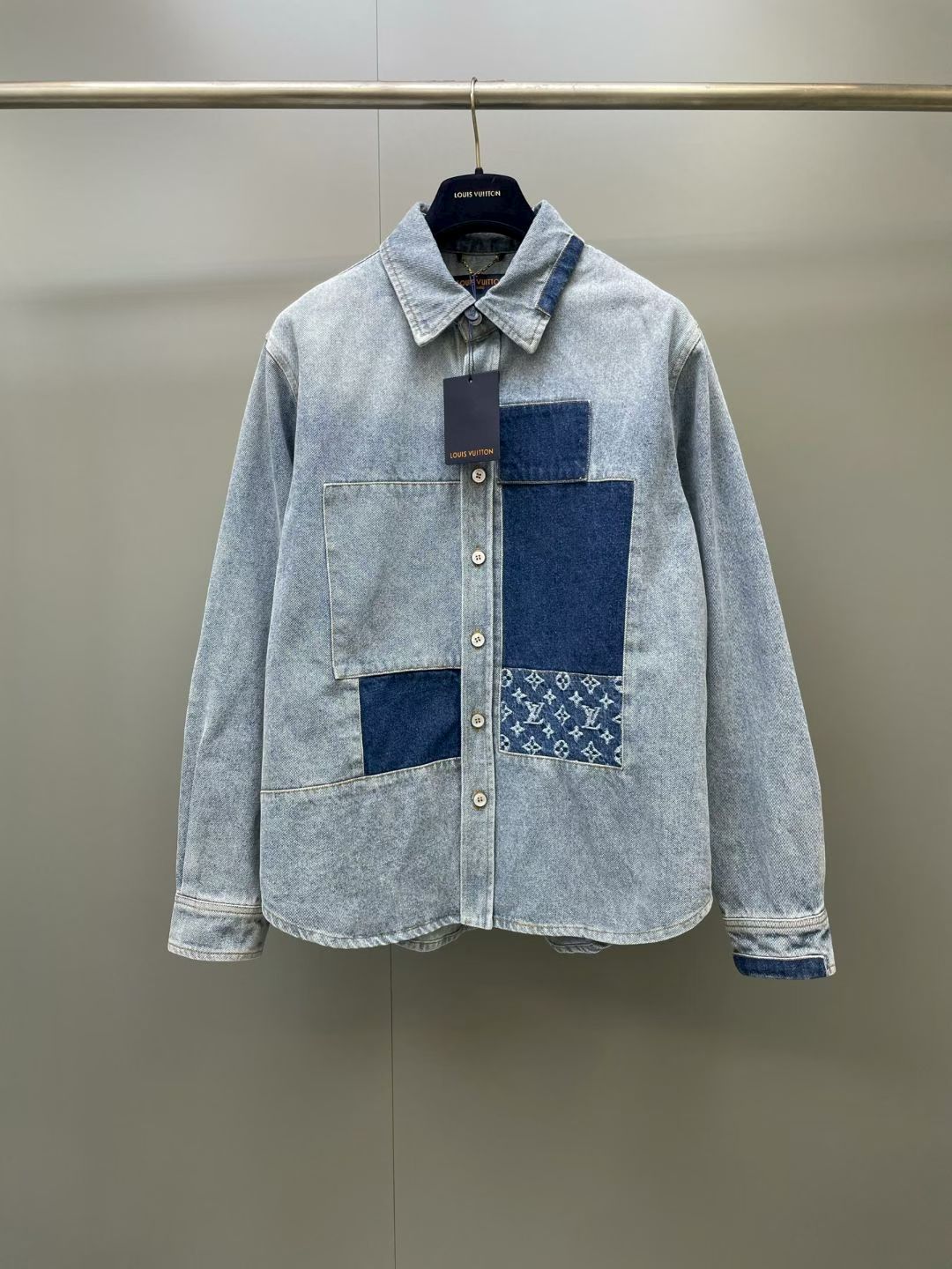NO:883681,Lujia 26ss new Monogram early autumn series retro patched single-breasted long-sleeved jacket, same style for men and women, high version. Size S.M.L.XL., Louis Vuitton-clothing, louis vuitton, louis vuitton, louis vuitton, jackets & coats,19860909驴家 26ss新款Monogram 早秋系列 复古补丁单排扣长袖外套 男女同款 高版本. 码数S.M.L.XL.,路易威登-服装,louis vuitton,louis vuitton,louis vuitton,jackets & coats,,Women's clothing