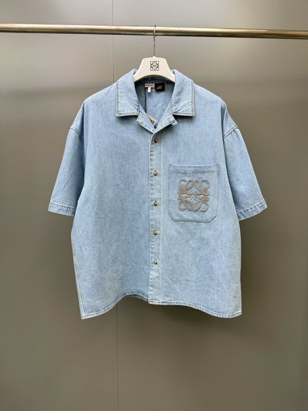 NO:886385,Loewe 26ss new Anagram exquisitely embroidered cotton denim short-sleeved shirt, men's high version. Size S.M.L.XL., Loewe-clothing, loewe, shirts, T-shirt,19860909罗意威 26ss新款Anagram精巧刺绣棉质牛仔短袖 衬衫 男款 高版本. 码数S.M.L.XL.,罗意威-服装,loewe,shirts,T-shirt,,Women's clothing