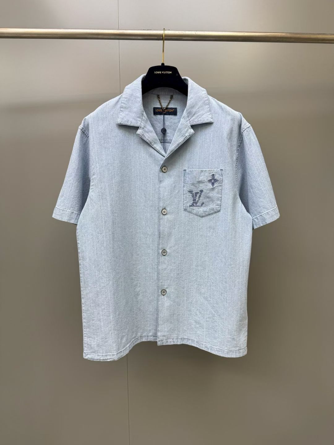 NO:883731,Lujia 26ss new Monogram cotton pearlescent button embroidery logo shirt men's high version. Size S.M.L.XL., Louis Vuitton-clothing, louis vuitton, louis vuitton, louis vuitton, shirts,19860909驴家 26ss新款Monogram 棉质珠光纽扣刺绣标识 衬衫 男款 高版本. 码数S.M.L.XL.,路易威登-服装,louis vuitton,louis vuitton,louis vuitton,shirts,,Women's clothing