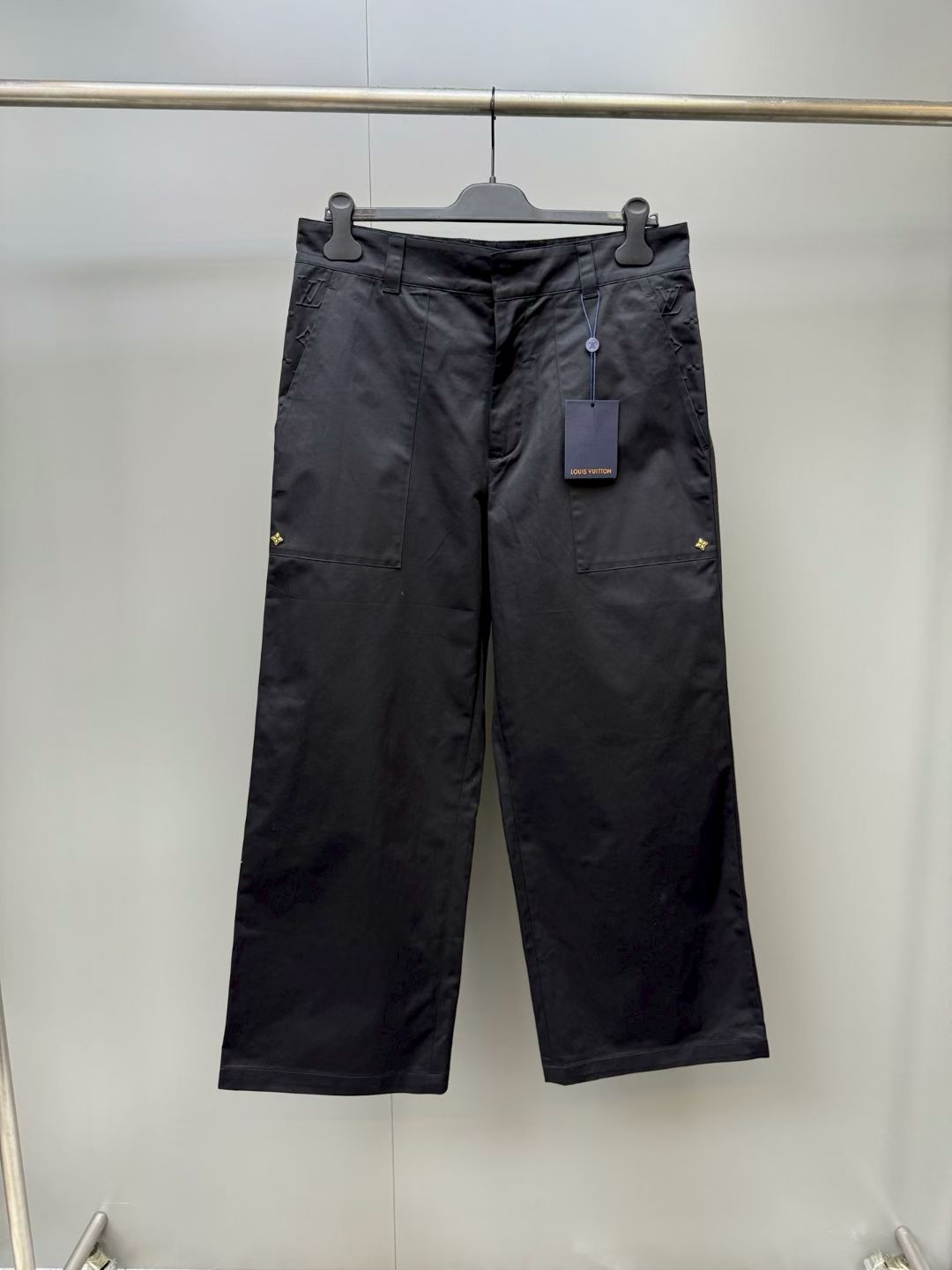 NO:883742,Lujia 26ss new spring and summer workwear cotton wide-leg pocket embossed trousers, embellished with Monogram flower nails on the knees, Monogram grosgrain hammer fixing rings on the back, jacquard logo belt, lined Italian pockets, and the knee pockets are equipped with hidden snap buttons. Size S.M.L.XL., Louis Vuitton-Clothing, louis vuitton, louis vuitton, louis vuitton,19860909驴家 26ss春夏新款工装棉质阔腿口袋浮雕长裤,膝上点缀Monogram花卉钉,后侧Monogram罗缎锤子固定环,提花标识腰带,内衬意式口袋,膝上口袋配有隐藏式按扣. 码数S.M.L.XL.,路易威登-服装,louis vuitton,louis vuitton,louis vuitton,,Women's clothing