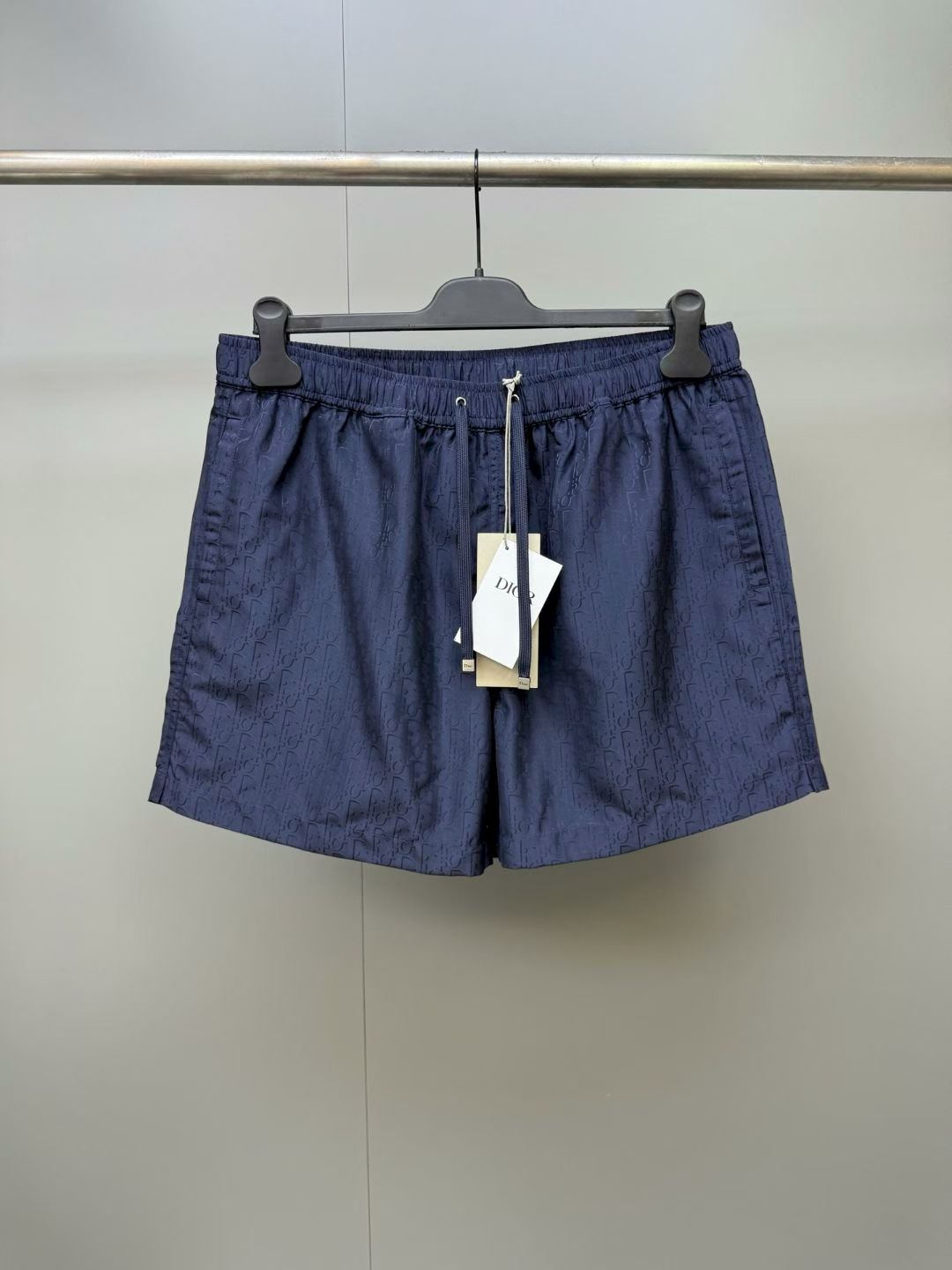NO:883626,Dior 26ss new full-D shorts highlight Dior's classic Oblique print. Crafted from blue cotton and mulberry silk blend fabric, with an elastic drawstring waistband to create an ideal fit. Fashionable and casual, can be worn with a matching short-sleeved T-shirt. Size S.M.L.XL., Dior-clothing, dior, dior, shorts, T-shirt,19860909迪奥 26ss新款满D短裤突显 Dior 经典的 Oblique 印花.采用蓝色棉质和桑蚕丝混纺面料精心制作,搭配弹力抽绳腰头,打造理想贴合度.时尚休闲,可搭配配套的短袖 T 恤穿着. 码数S.M.L.XL.,迪奥-服装,dior,dior,shorts,T-shirt,,Women's clothing