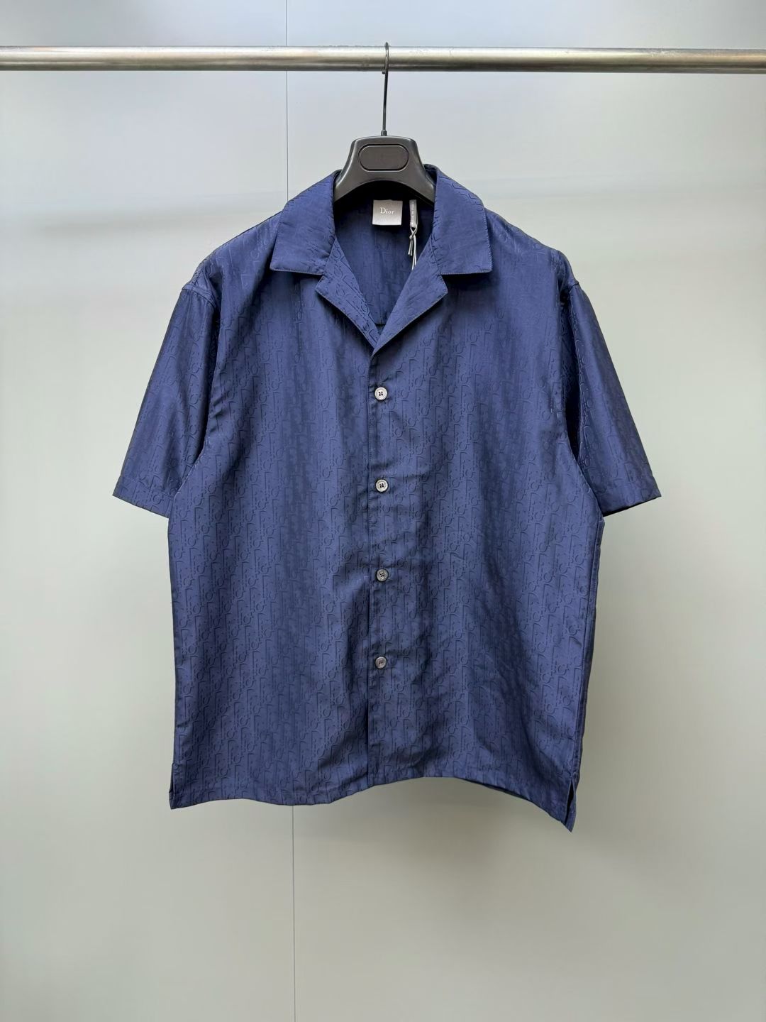 NO:883612,Dior 26ss new full-d blue short-sleeved shirt highlights the classic Oblique print. It is carefully made of cotton and mulberry silk blended fabrics. It has a comfortable and casual silhouette with a straight hem. It can be paired with matching shorts to make the look more refined. Size S.M.L.XL., Dior-clothing, dior, shorts, shirts, T-shirt,19860909迪奥 26ss新款满d蓝色短袖衬衫突显经典的 Oblique 印花.采用棉质和桑蚕丝混纺面料精心制作,舒适休闲的版型搭配直裁底边.可与配套的短裤搭配,令造型更加精致. 码数S.M.L.XL.,迪奥-服装,dior,shorts,shirts,T-shirt,,Women's clothing