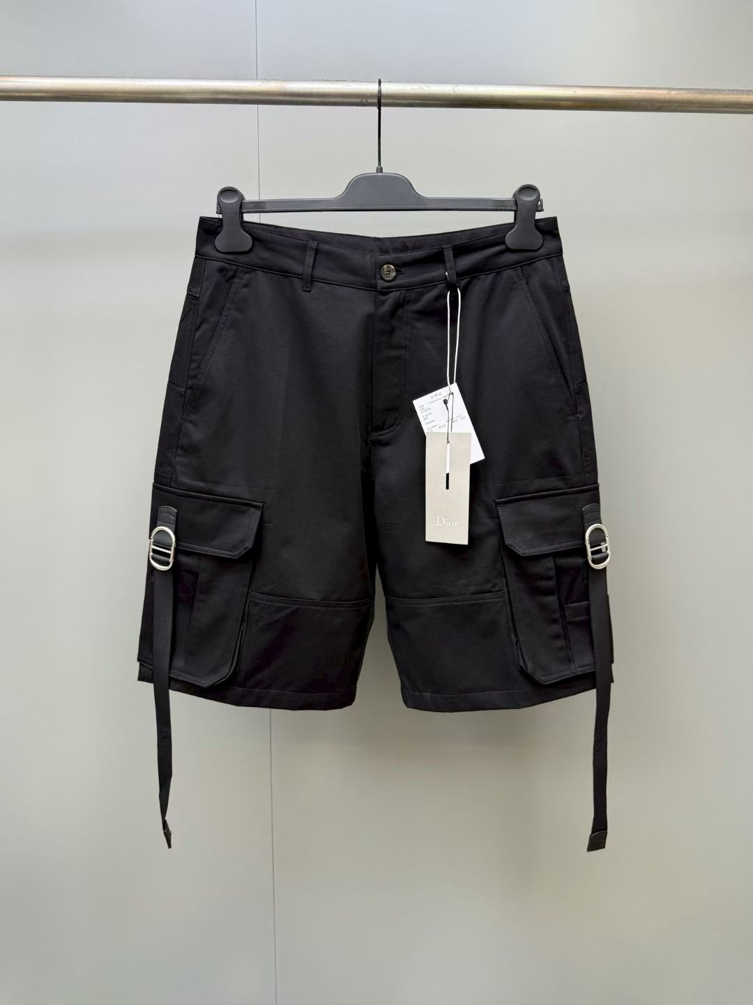 NO:886365,Dior double-sided webbing and streamer workwear five-point shorts. Double-sided workwear patch pockets. The body of the trousers is three-dimensionally segmented. The left and right large-capacity work pockets are matched with adjustable webbing of the same color. The metal buckle points and the length of the streamer are completely unified. The left and right webbing lengths and buckle positions must be completely matched. Asymmetric defective products will appear if there is even a millimeter difference. The waistband trouser loops must be arranged evenly and equally. The superposition of multiple processes is the hard-core embodiment of counter-level workmanship. Dior - Clothing, dior, shorts,19860909迪奥双侧织带飘带工装五分短裤 双侧工装贴袋裤身多裁片立体分割,左右对称大容量工装袋搭配同色系调节织带,金属扣点位、飘带长度完全统一左右织带长度、扣位要完全匹配,差一毫米都会出现不对称次品,腰头裤袢还要均匀等分排布,多重工序叠加是专柜级做工的硬核体现.,迪奥-服装,dior,shorts,,Women's clothing