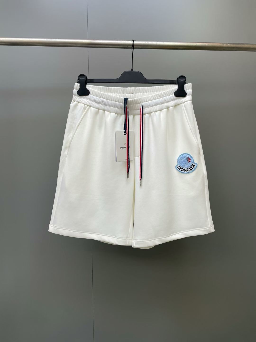 NO:886423,Mouthless felt embroidered logo sports shorts are made of high-count combed cotton fabric, treated with skin-friendly softening technology, and have both breathable and perspiration properties as well as anti-wrinkle and anti-deformation properties. The left chest is decorated with a three-dimensional embroidered brand badge logo, which is matched with the same series of embroidery embellishments on the cuffs to enhance brand recognition. The inside of the collar is decorated with the brand's iconic red and white striped webbing., Mouthless - Clothing, Moncler, shorts,19860909蒙口毛毡刺绣徽标运动短裤 采用高支精梳棉面料,经亲肤柔化工艺处理,兼具透气排汗性能与抗皱抗变形特性；左胸饰有立体刺绣品牌徽章标识,搭配袖口同系列刺绣点缀,强化品牌辨识度,领口内侧饰有品牌标志性红白条织带.,蒙口-服装,Moncler,shorts,,Women's clothing