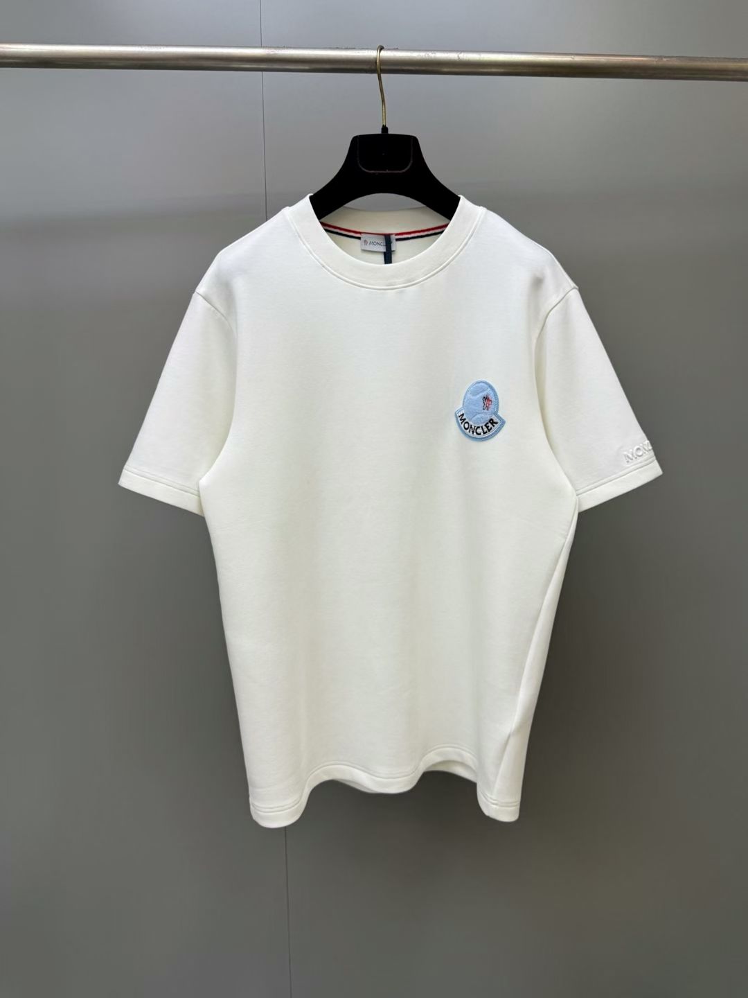 NO:886333,The round neck short-sleeved T-shirt with felt embroidery logo is made of high-count combed cotton fabric, which has been treated with skin-friendly softening technology. It has breathable and sweat-wicking properties as well as anti-wrinkle and anti-deformation properties. The left chest is decorated with a three-dimensional embroidered brand badge logo, which is matched with the same series of embroidery embellishments on the cuffs to enhance brand recognition. The inside of the collar is decorated with the brand's iconic red and white striped webbing., Moncler - Clothing, Moncler, T-shirt, tees, t-shirt,19860909蒙口毛毡刺绣徽标圆领短袖t恤 采用高支精梳棉面料,经亲肤柔化工艺处理,兼具透气排汗性能与抗皱抗变形特性；左胸饰有立体刺绣品牌徽章标识,搭配袖口同系列刺绣点缀,强化品牌辨识度,领口内侧饰有品牌标志性红白条织带.,蒙口-服装,Moncler,T-shirt,tees，t-shirt,,Women's clothing