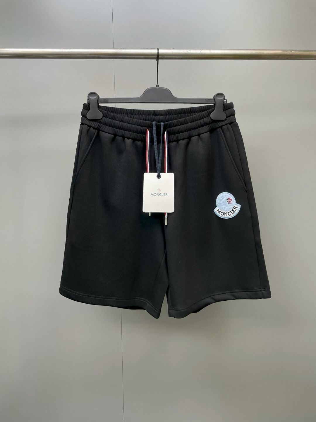NO:886343,Meng Mouth Felt Embroidered Logo Sports Shorts are made of high-count combed cotton fabric, which has been treated with skin-friendly softening technology. It has both breathable and sweat-wicking properties as well as anti-wrinkle and anti-deformation properties. It has three-dimensional embroidery brand badge logo, and is matched with the same series of embroidery embellishments on the cuffs to enhance brand recognition. The inside of the collar is decorated with the brand's iconic red and white striped webbing., Mouth Mouth - Clothing, Moncler, shorts,19860909蒙口毛毡刺绣徽标运动短裤 采用高支精梳棉面料,经亲肤柔化工艺处理,兼具透气排汗性能与抗皱抗变形特性；有立体刺绣品牌徽章标识,搭配袖口同系列刺绣点缀,强化品牌辨识度,领口内侧饰有品牌标志性红白条织带.,蒙口-服装,Moncler,shorts,,Women's clothing