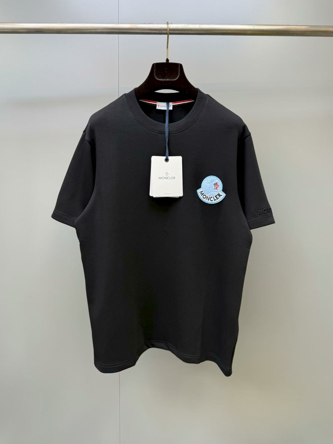 NO:886354,The round neck short-sleeved T-shirt with felt embroidery logo is made of high-count combed cotton fabric, which has been treated with skin-friendly softening technology. It has breathable and sweat-wicking properties as well as anti-wrinkle and anti-deformation properties. The left chest is decorated with a three-dimensional embroidered brand badge logo, which is matched with the same series of embroidery embellishments on the cuffs to enhance brand recognition. The inside of the collar is decorated with the brand's iconic red and white striped webbing., Moncler - Clothing, Moncler, T-shirt, tees, t-shirt,19860909蒙口毛毡刺绣徽标圆领短袖t恤 采用高支精梳棉面料,经亲肤柔化工艺处理,兼具透气排汗性能与抗皱抗变形特性；左胸饰有立体刺绣品牌徽章标识,搭配袖口同系列刺绣点缀,强化品牌辨识度,领口内侧饰有品牌标志性红白条织带.,蒙口-服装,Moncler,T-shirt,tees，t-shirt,,Women's clothing