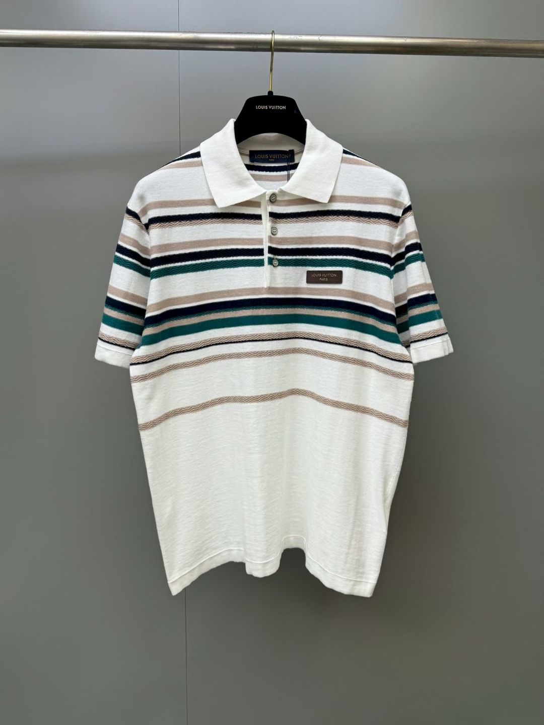 NO:886404,Lujia 26ss new striped short-sleeved lapel buttoned Polo shirt for men, high version. Size S.M.L.XL., Louis Vuitton-clothing, louis vuitton, louis vuitton, louis vuitton, T-shirt,19860909驴家 26ss新款条纹短袖翻领纽扣 Polo衫 男款 高版本. 码数S.M.L.XL.,路易威登-服装,louis vuitton,louis vuitton,louis vuitton,T-shirt,,Women's clothing