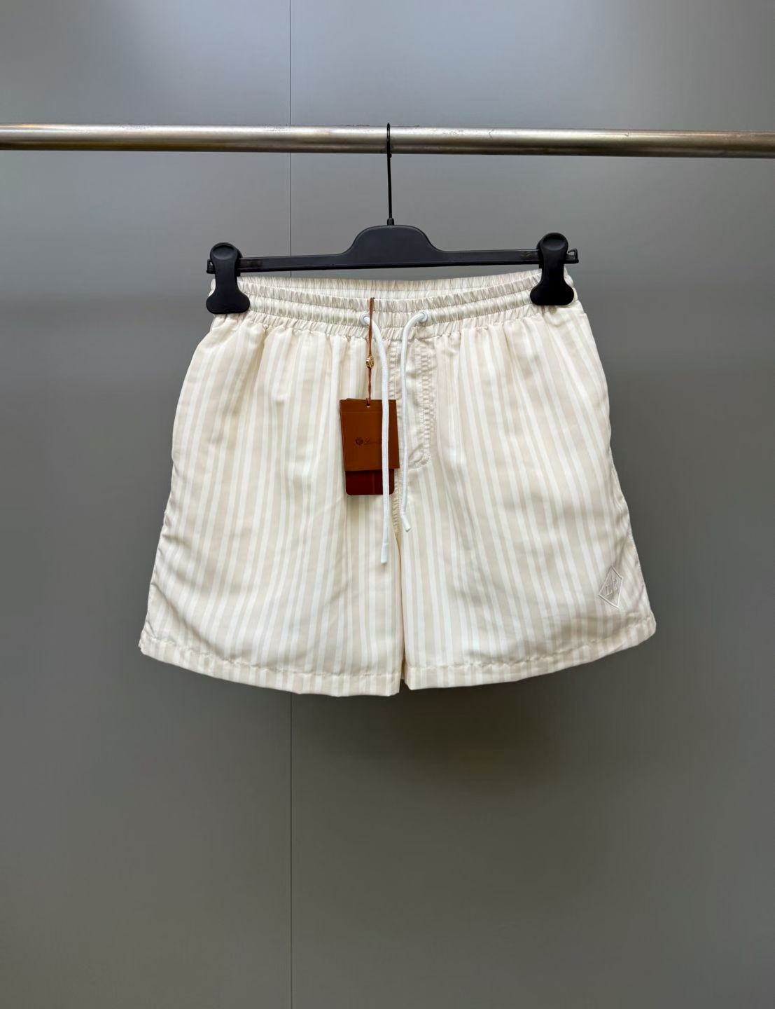 NO:888777,New LP Daneu men's shorts, mid-rise, side pockets; rear pockets with flap and Velcro straps, elastic waistband with adjustable drawstring, embroidered logo on the left leg, rubber drawstring, striped print, regular fit. Fabric Polyester SIZE: S M L XL, Men's, loro piana, shorts,19860909新品LP Daneu男士短裤,中腰,侧袋；后侧口袋带翻盖和魔术贴绑带,松紧腰带,配有可调节抽绳,左腿饰有刺绣标志,橡胶拉绳,条纹印花,常规版型. 面料聚酯纤维 SIZE:S M L XL,男装,loro piana,shorts,,Women's clothing