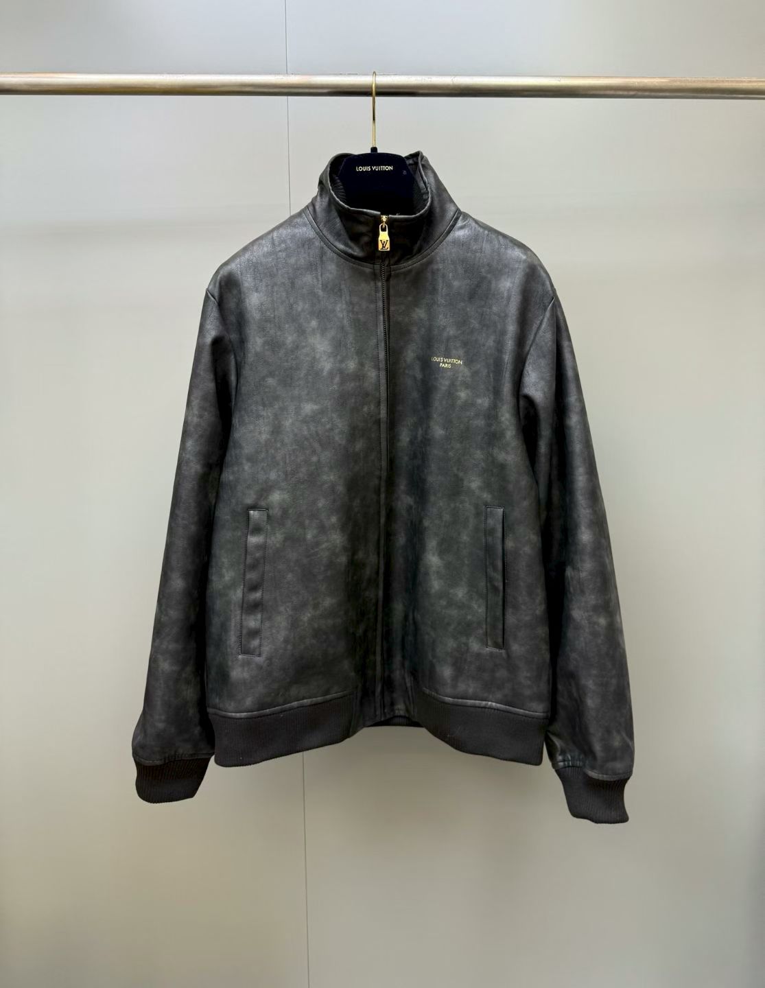 NO:888812,1v hot stamping logo distressed smudged custom leather clothing. Ready-to-wear material introduction: Made of high-density distressed smudged imitation leather fabric, which has a matte matte texture and windproof and water-repellent properties; leather-edged stand-up collar with brand-customized metal zipper; ribbed closing process on the hem and cuffs to strengthen the fit; brand logo is hot-stamped on the left chest, and the distressed smudged process gives the fabric a retro and distressed effect. Louis Vuitton-clothing, louis vuitton, leather jacket,198609091v烫金标识做旧晕染定制皮衣 成衣材质介绍:采用高密做旧晕染仿皮面料,兼具哑光雾面质感与防风防泼水性能；皮质包边立领搭配品牌定制金属拉链;下摆与袖口辅以罗纹收口工艺,强化版型贴合度；左胸烫印品牌标识,做旧晕染工艺赋予面料复古做旧效果.,路易威登-服装,louis vuitton,leather jacket,,Women's clothing