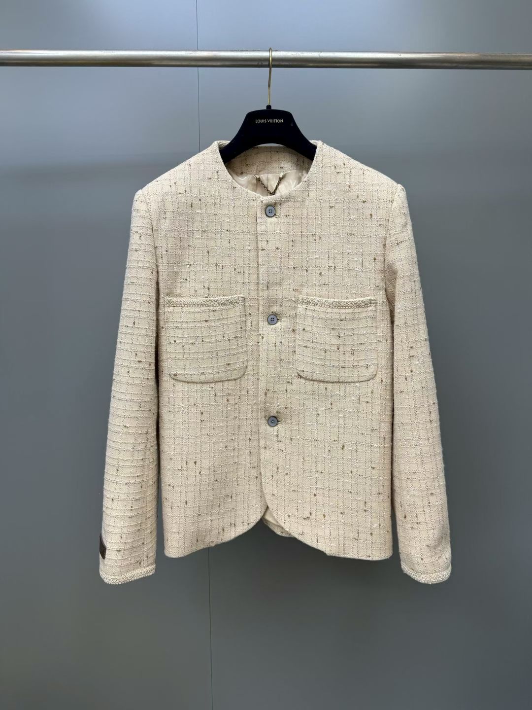 NO:888821,1V Xiaoxiangfeng round-neck tweed suit jacket. Full-width tweed simultaneous counter-cutting + multi-layer hemming lock stitching dual process threshold is extremely high. The tweed yarn is fluffy and easy to slide. When cutting, the grid is slightly offset and the entire fabric is directly scrapped. The pockets, collar, and hem all need double-layer lock shaping. Fabric loss and manual lock stitching time are doubled. It is the hard-core embodiment of high-end tweed jacket workmanship. Louis Vuitton-clothing, louis vuitton, jackets  & coats, business suits,198609091V小香风圆领粗花西装外套 满幅粗花呢同步对位裁片+多层包边锁缝双重工艺门槛极高,粗花呢纱线蓬松易滑动,裁剪时网格稍有偏移整件面料直接作废,口袋、领圈、下摆均需双层锁边定型,面料损耗与人工锁缝工时翻倍,是高端粗花呢外套做工的硬核体现.,路易威登-服装,louis vuitton,jackets & coats,business suit,,Women's clothing