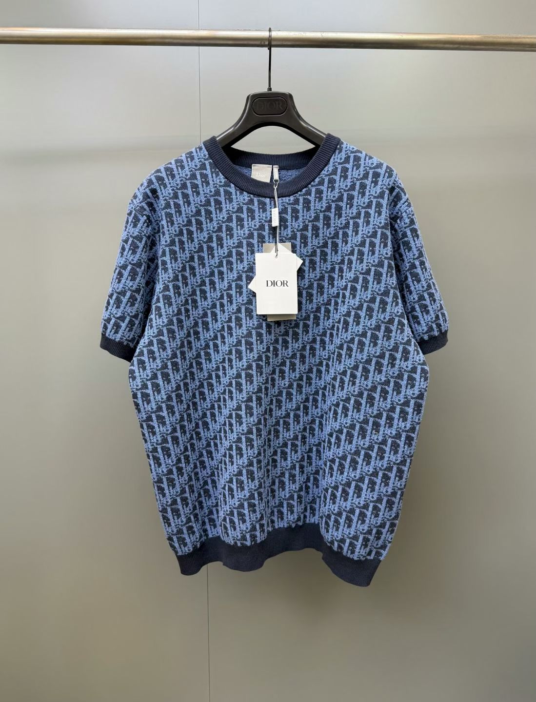 NO:888795,Dior 26ss new Oblique presbyopic knitted short-sleeved T-shirt adopts double-sided knitted jacquard with the same process as the original. The Oblique presbyopic pattern is full and three-dimensional, the dark and light blue tones are restored accurately, and the front and back textures are clear. The dyeing navy blue background and the light blue presbyopic tones need to be accurately matched to avoid color casts and graying, ensuring that the overall tone is refreshing and high-end.  Size S.M.L.XL., Dior-clothing, dior, T-shirt, tees, t-shirt,19860909迪奥 26ss新款Oblique老花针织短袖T恤,采用原版同工艺的双面针织提花,Oblique老花图案饱满立体,深浅蓝色调还原精准,正反两面纹理清晰,定染海军蓝底色与浅蓝老花的色调需精准匹配,避免偏色、发灰,确保整体色调清爽高级. 码数S.M.L.XL.,迪奥-服装,dior,T-shirt,tees，t-shirt,,Women's clothing