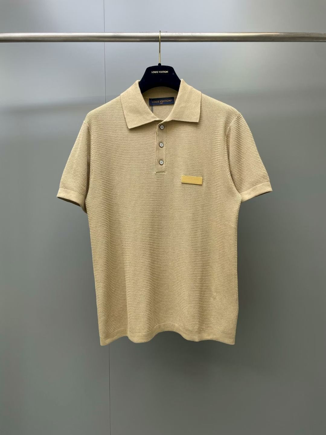 NO:888827,Lujia 26ss new early autumn series cotton cashmere blended short-sleeved Polo shirt T-shirt with logo leather lettering, same style for men and women, high version. Size S.M.L.19860909驴家 26ss新款早秋系列 棉羊绒混纺短袖Polo衫 T恤 徽标皮牌字母,男女同款 高版本. 码数S.M.L.XL.,路易威登-服装,louis vuitton,louis vuitton,louis vuitton,T-shirt,tees，t-shirt,,Women's clothing