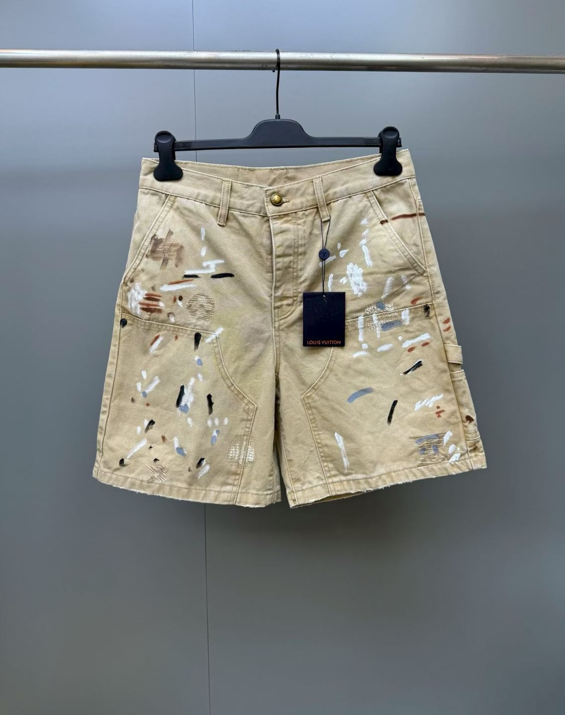 NO:888837,Top version 1V 26ss graffiti splash jeans in khaki color, made of heavy twill cotton, thick and crisp texture, wear-resistant, suitable for daily wear. Hand-splash graffiti technology, black and white irregular ink dots and lines, create a casual street atmosphere. Monogram element embroidery, including LV letters and four-leaf flower symbols, low-key to strengthen brand recognition., Louis Vuitton-clothing, louis vuitton, louis vuitton, jeans,19860909顶级版1V 26ss 涂鸦泼墨牛仔裤卡其色 采用重磅斜纹棉 质感厚实挺括,耐磨耐穿,适合日常穿着.手工泼墨涂鸦工艺,黑白不规则墨点与线条,营造随性街头氛围.Monogram元素刺绣,包含LV字母与四叶花符号,低调强化品牌辨识度.,路易威登-服装,louis vuitton,louis vuitton,jeans,,Women's clothing