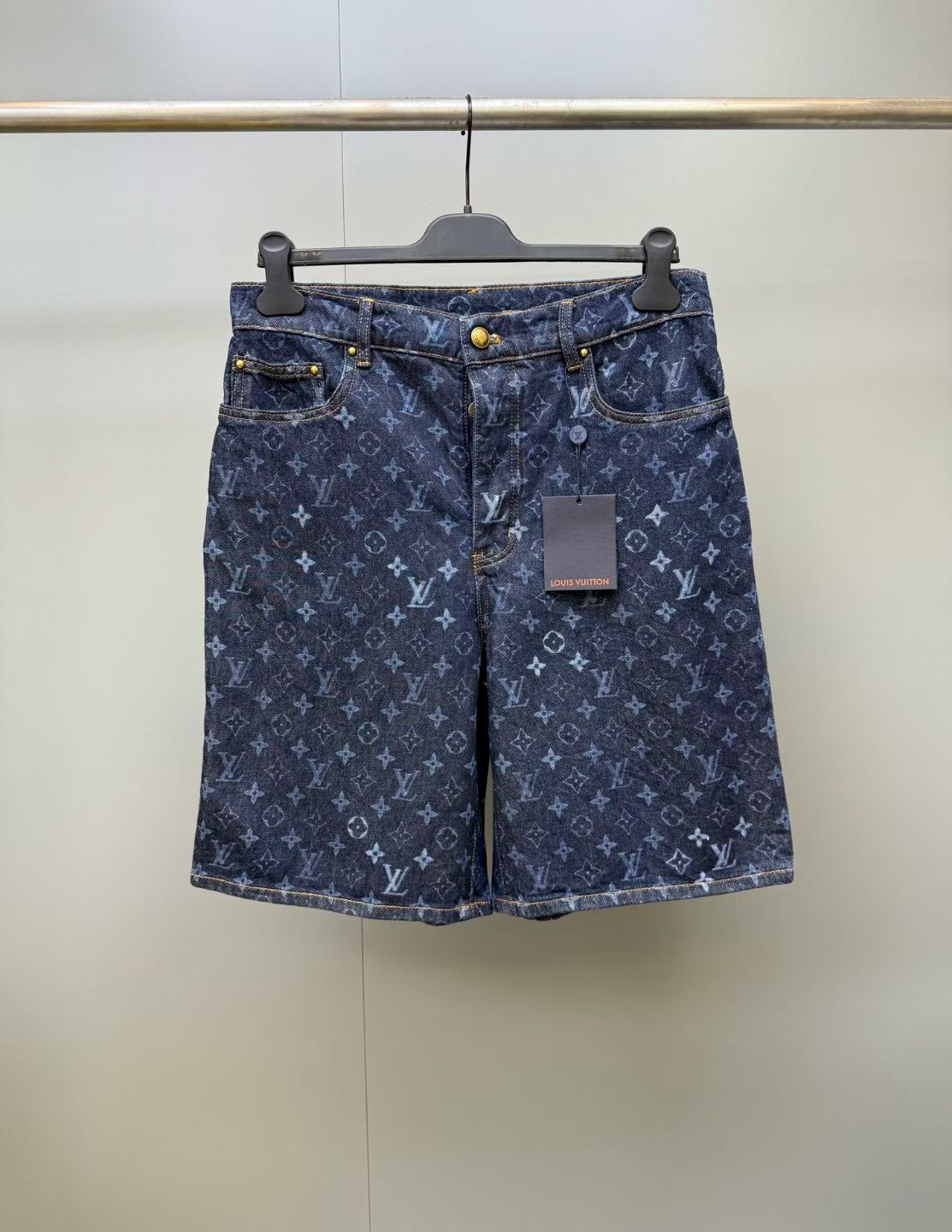 NO:888845,The top version of 1v 26ss gradient burnt denim shorts adopts customized laser burnt process, alignment and cross-cutting, which is different from the existing jacquard denim on the market. Customized twill denim and cotton material. Multiple enzyme washes. The whole body burnt gradient pattern instantly enhances the brand style. Paired with the same denim half-sleeves, comfortable fabrics to wear without any sense of restraint. Relaxed and fashionable. It can accommodate and modify the leg shape while wearing a full high street casual style. Louis Vuitton - Clothing, Louis  vuitton,shorts,19860909顶级版1v 26ss 渐变烧花牛仔短裤 采用定制激光烧花工艺,对位,对花裁剪,区别市面现有提花工艺牛仔布制作,定制斜纹牛仔棉材质 多重酵素水洗 ,通体烧花渐变花纹,品牌格调瞬间提升 搭配同款牛仔半袖,舒适面料穿着无束缚感 松弛时髦 包容修饰腿型的同时 穿出满满的高街休闲风,路易威登-服装,louis vuitton,shorts,,Women's clothing
