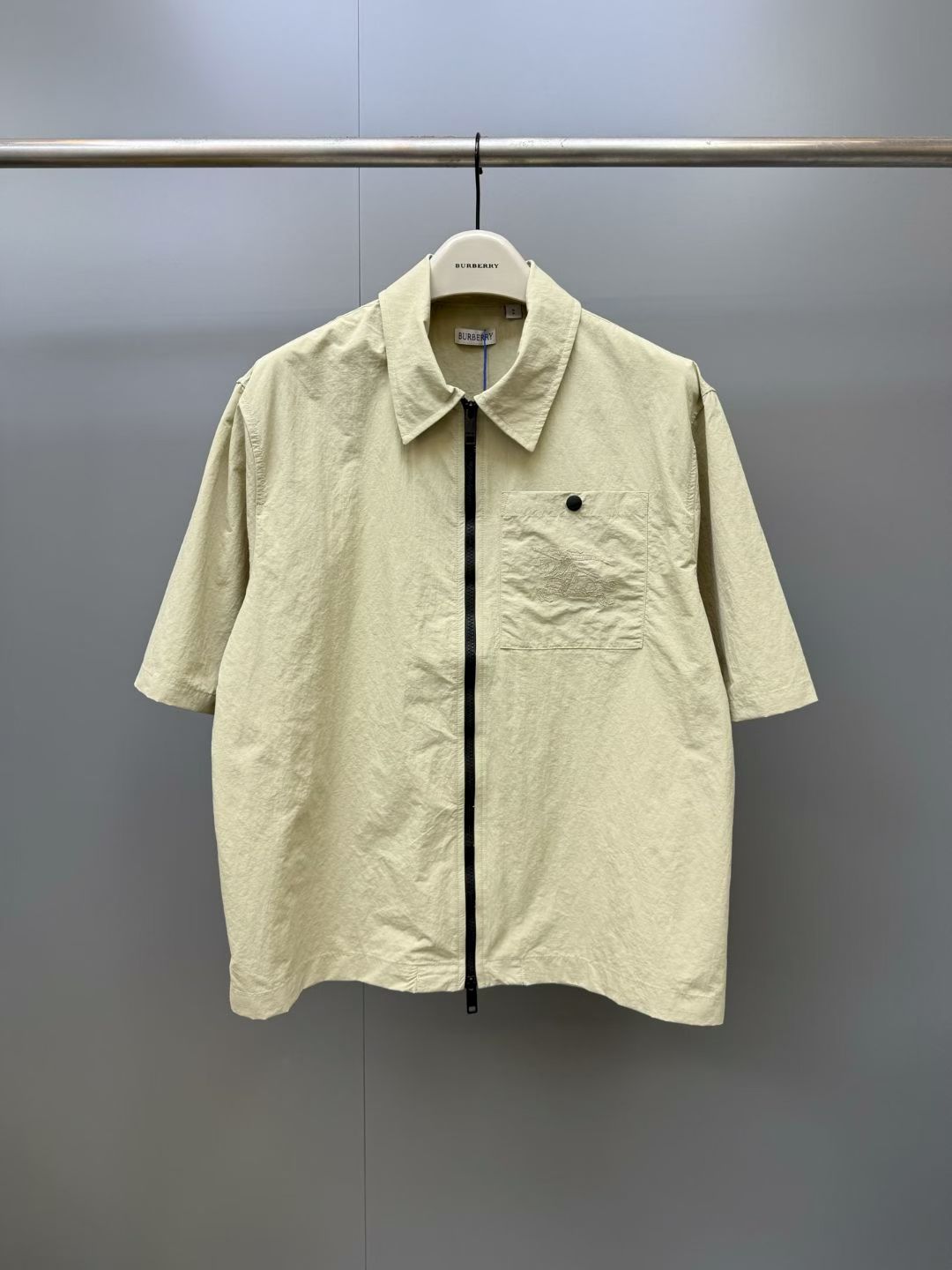 NO:888793,BBR 26SS Knight zipper shirt b half-sleeve made of bamboo nylon irregular woven fabric, pocket war horse embroidery with thousands of needles, more three-dimensional and full, hand-made overlocking, access control zipper with customized brand logo, fabric fermentation wash, not easy to shrink and deform, customized 11 snap buttons, customized 11 trademarks, loose fit, Burberry-clothing, shirts,19860909BBR 26SS 骑士拉链衬衫b半袖 采用竹节尼龙不规则梭织面料,口袋战马万针刺绣,更加立体饱满,手工包缝, 门禁拉链定制品牌logo,面料酵洗,不易缩水变形, 定制11四合扣,定制11商标,宽松版型,博柏利-服装,shirts,,Women's clothing
