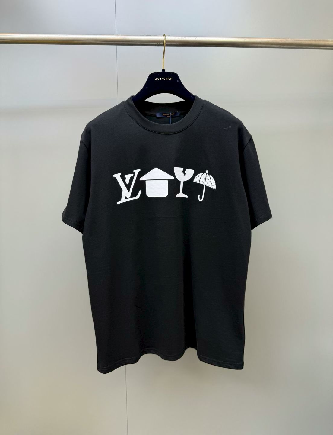 NO:892661,1V fun icon print short-sleeved T-shirt  Made of brand-customized high-count combed cotton fabric, it feels soft and skin-friendly, has excellent breathability and deformation resistance, is not prone to pilling and deformation after long-term wear, and has a soft matte texture, making it easy to create a daily wearing experience that combines comfort and style; the neckline adopts high-elastic rib binding technology, the routing is smooth and neat, not easy to deform and loose, fits the neck line without getting stuck, and the neat tailoring is suitable for everyone  Like bottoms; breaks the monotony of the solid color body and injects playful vitality into the simple version of the brand's genes; the hem and cuffs adopt double-needle hemming technology, the edges are smooth and conformable, neat and not draggy, the loose straight version modifies the body shape, and is suitable for a variety of dressing scenes. Whether worn alone or as an inner layer, it can easily interpret a high-end look., Louis Vuitton-clothing, louis  vuitton,T-shirt,tees,t-shirt,198609091V趣味图标印花短袖T恤 采用品牌定制高支精梳棉面料,触感柔软亲肤,兼具出色透气性与抗变形性,久穿不易起球变形,自带柔和哑光质感,轻松打造舒适与格调兼具的日常穿着体验；领口采用高弹罗纹包边工艺,走线平整工整,不易变形松垮,贴合颈部线条不卡肤,利落的剪裁适配各类下装；打破纯色衣身的单调感,为简约版型注入俏皮活力的品牌基因；衣摆与袖口采用双针锁边工艺,边缘平整服帖,利落不拖沓,宽松直筒版型修饰身形,适配多元穿搭场景,无论是单穿还是作为内搭,都能轻松演绎高级感穿搭.,路易威登-服装,louis vuitton,T-shirt,tees，t-shirt,,Women's clothing