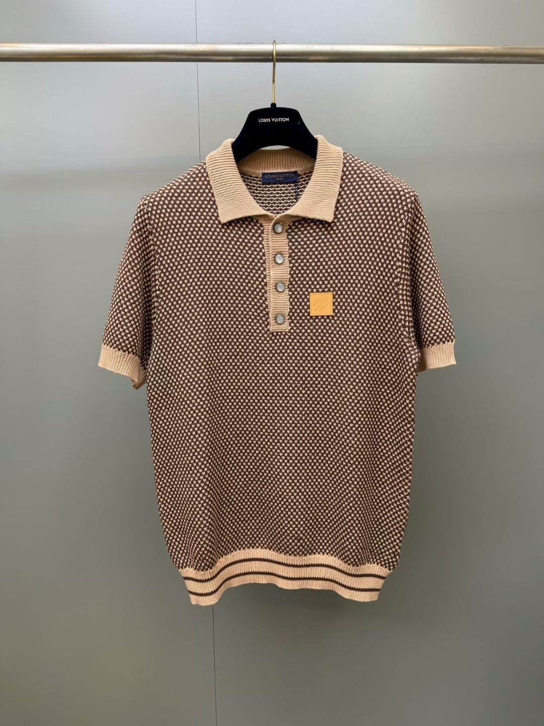 NO:892667,Lujia 26ss spring and summer new style  Mesh thick-knitted short-sleeved Polo shirt, made of YB custom-woven cotton fabric, is naturally soft and comfortable for the upper body, and has first-class breathability, allowing the skin to breathe freely, making it less likely to be hot and sweaty. The lines are straight without any distortion and deformation. It is disassembled and positioned accurately during the knitting process; the neckline is knitted finely, stiffly and stylishly, and can maintain its shape well, many times  It is not easy to loosen when worn; the edges of the folds are flat and naturally connected with the main part; the buttons are of high quality, warm in color, firmly embedded in the clothes, and open and close smoothly; the ribbed cuffs and hem have just the right elasticity to be comfortable to wear, and the overall design sense and practicality are both straight and delicate. The overall wiring is straight and delicate, the fabric is comfortable and soft, and the colors are consistent without color difference.  It can be matched with the same style to create a fashionable look, and can be used in various occasions. Customized accessories, complete with three standards, same style for men and women!  ,Louis Vuitton-clothing,louis vuitton,louis vuitton,louis vuitton,T-shirt,19860909驴家 26ss春夏新款 网眼粗针针织短袖Polo衫,采用YB定织棉质面料,天然柔软上身舒适感拉满,透气性一流,能让肌肤自由呼吸,不易闷热出汗线条笔直,没有丝毫扭曲变形,在编织过程中拆解精准定位;领口部分,针织细密挺括有型,能很好地保持形状,多次穿着也不易松弛;翻折处边缘平整,与主体部分衔接自然;纽扣质感上乘,色泽温润,牢固地镶嵌在衣服上,开合顺畅;袖口和下摆的罗纹收口,弹性恰到好处穿着舒适,整体设计感和实用性兼备.整体走线平直细腻,面料舒适柔软,颜色一致无色差 能与同款搭配营造时尚造型,驾驭各种场合,定制辅料,三标齐全,男女同款！,路易威登-服装,louis vuitton,louis vuitton,louis vuitton,T-shirt,,Women's clothing