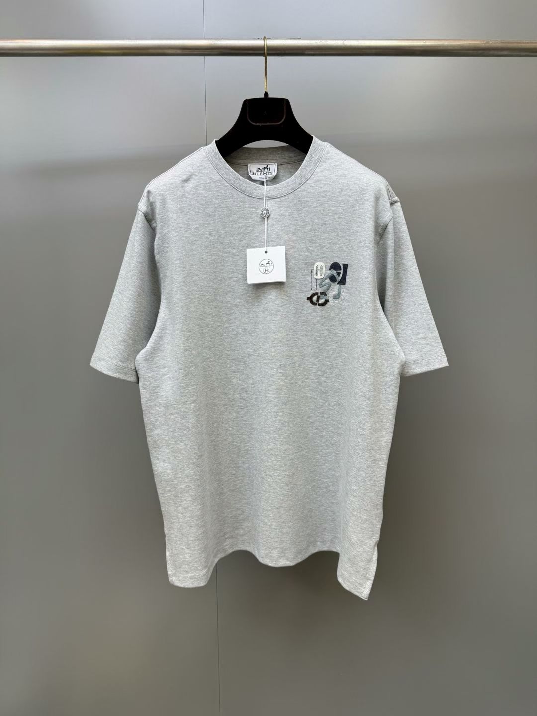 NO:892656,New HE Men's Short Sleeve Puzzle Patch Cotton Round Neck T-Shirt, 'H Puzzle' Cotton T-Shirt - Round Neck - Short Sleeve - Washable Lambskin Mini 'H Puzzle' Patch Fabric: Cotton SIZE: S M L XL, Hermes-clothing, hermes, T-shirt, tees, t-shirt, sheepskin,19860909新品HE男装短袖Puzzle贴片棉质圆领T恤,“H Puzzle”棉质T恤 -圆领 -短袖 -可洗小羊皮迷你'H Puzzle'贴片 面料:棉 SIZE:S M L XL,爱马仕-服装,hermes,T-shirt,tees，t-shirt,sheepskin,,Women's clothing