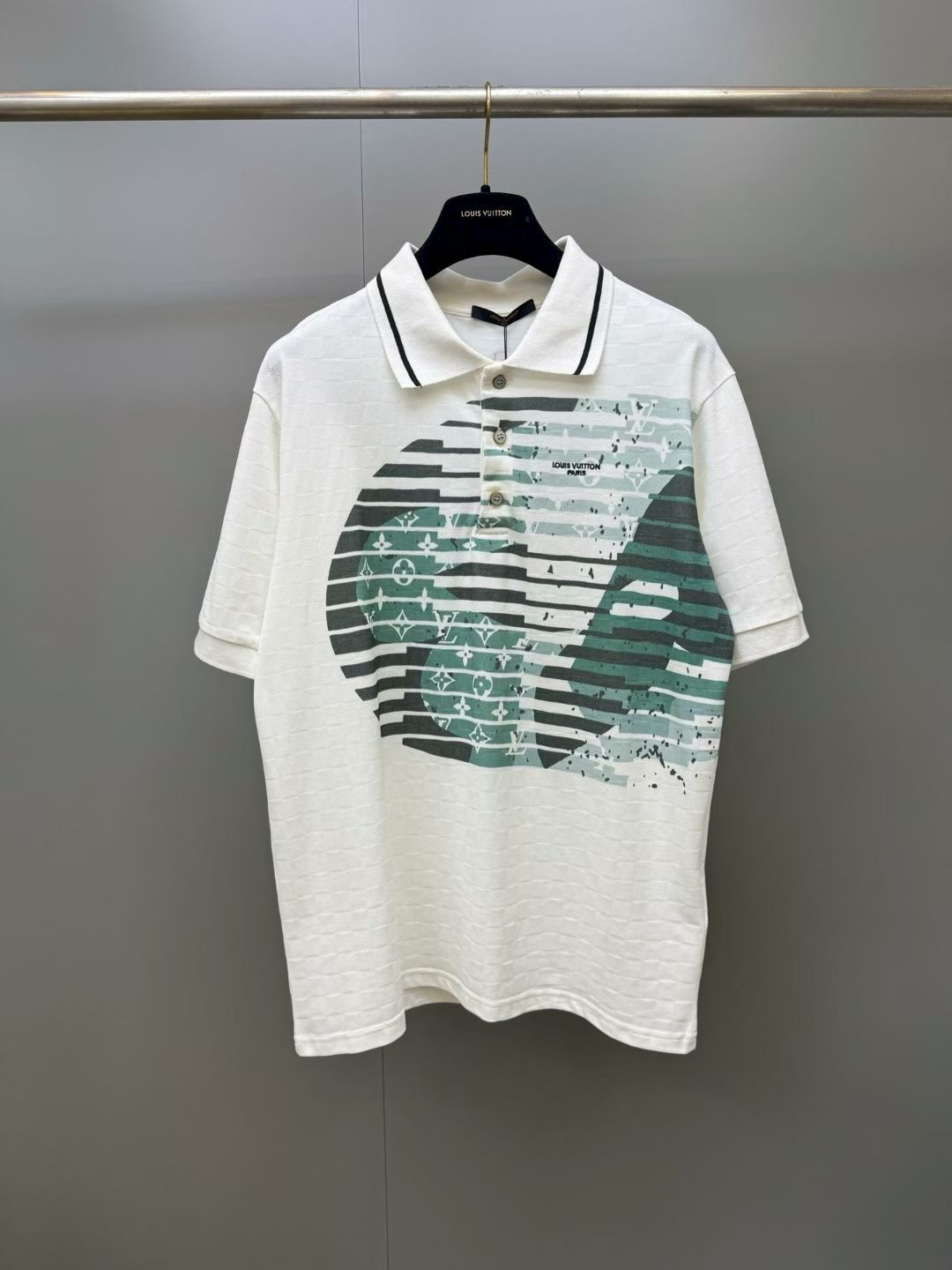 NO:892681,1V floral stripe gradient printed short-sleeved Polo shirt. Gradient stripes full-print LV presbyopia overlapping printing technology + color-separated dot smudge dyeing counterpoint; giant LV logo integrated with horizontal strips segmented overprinting, multi-layer ink dot gradient transition, dark and light green, black, and white three-color layered overprinting. The details of the LV presbyopic star logo are clear and blurry when viewed from a close distance, and the contrasting stripes are soft and layered when viewed from a distance., Louis Vuitton-clothing, louis vuitton, louis vuitton, T-shirt,198609091V花卉条纹渐变印花短袖Polo衫 渐变条纹满印LV老花重叠印花工艺+分色网点晕染对位;巨型LV标识融合横条分段叠印,多层油墨网点渐变过渡,深浅绿、黑、白三色分层套印,近看LV老花星标细节清晰无糊边,远看撞色条纹层次柔和.,路易威登-服装,louis vuitton,louis vuitton,T-shirt,,Women's clothing