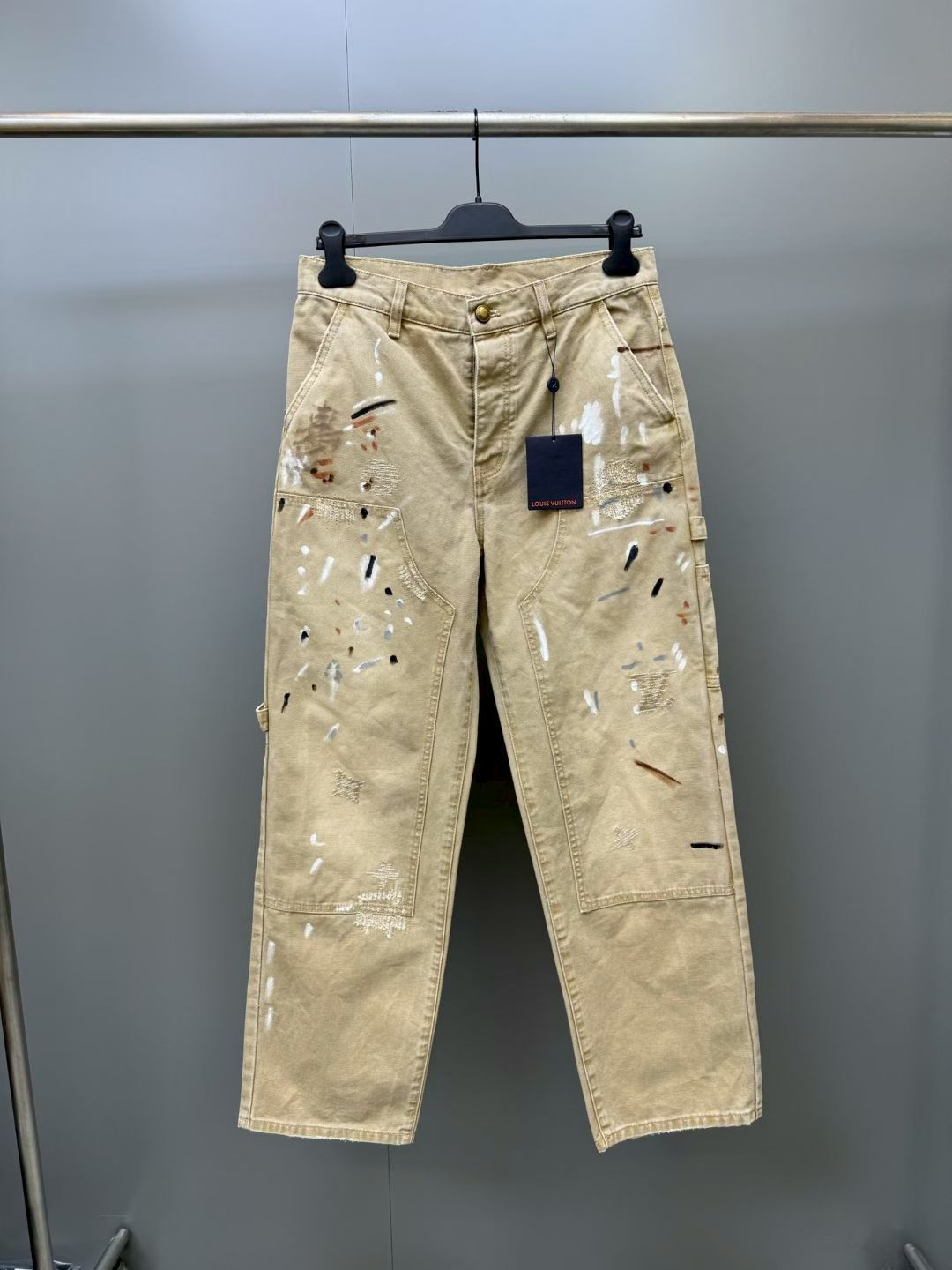 NO:892692,1V 26ss graffiti ink splash jeans khaki color. Made of heavy twill cotton. The texture is thick and crisp, durable and suitable for daily wear. Handmade ink splash graffiti technology, black and white irregular ink dots and lines, create a casual street atmosphere. Monogram element embroidery, including LV letters and four-leaf flower symbols, low-key to strengthen brand recognition., Louis Vuitton-clothing, louis vuitton, louis vuitton, jeans,198609091V 26ss 涂鸦泼墨牛仔裤卡其色 采用重磅斜纹棉 质感厚实挺括,耐磨耐穿,适合日常穿着.手工泼墨涂鸦工艺,黑白不规则墨点与线条,营造随性街头氛围.Monogram元素刺绣,包含LV字母与四叶花符号,低调强化品牌辨识度.,路易威登-服装,louis vuitton,louis vuitton,jeans,,Women's clothing