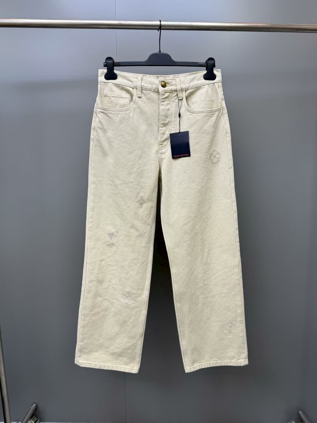 NO:892644,1V 26ss line embroidered denim trousers khaki, custom dyed 13 ammonia denim, Martin canvas 350g, imported embroidery, line pull embroidery for more brand characteristics, bronze buttons, steel stamped logo, genuine leather tag on the back, the same style worn by celebrities, complete three labels, ready-to-wear enzyme wash, not easy to fade and deform, straight version, Louis Vuitton-clothing, louis vuitton,198609091V 26ss 线条刺绣牛仔长裤卡其 定染13氨牛仔布马丁帆布350克,进口刺绣,线条拉线刺绣更具品牌特色,古铜色扣子,钢印logo,后面真皮皮牌,明星同款穿搭,三标齐全,成衣酵洗,不易褪色变形,直筒版型,路易威登-服装,louis vuitton,,Women's clothing