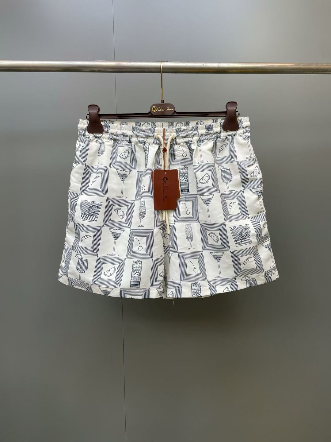NO:944331,LP Daneu men's swimming trunks with geometric pattern in ivory, mid-rise, side pockets, back pockets with flap and Velcro straps, elastic waistband with adjustable drawstring, rubber LP logo on left leg, rubber drawstring, Aperitivo print, regular fit. Fabric: 100 polyester, SIZE: S M L XL, Men's, loro piana,19860909LP Daneu象牙白几何图案男士泳裤,中腰,侧袋,后侧口袋带翻盖和魔术贴带,松紧腰带,配有可调节抽绳,左腿饰有橡LP标志,橡胶拉绳,Aperitivo 印花,常规剪裁.面料:100聚酯纤维,SIZE:S M L XL,男装,loro piana,,Women's clothing