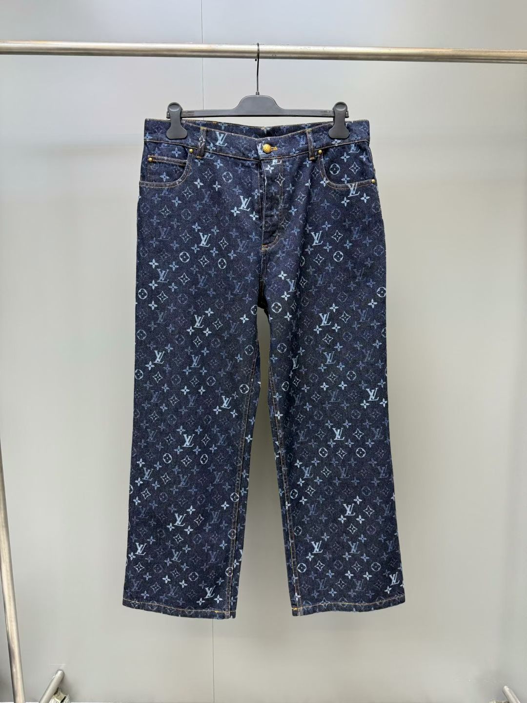 NO:892628,Lujia 26ss new spring series MONOGRAM embroidered logo all-over skateboard trousers and jeans, same style for men and women, high version. Size S.M.L.XL., Louis Vuitton-clothing, louis vuitton, louis vuitton, louis vuitton, jeans,19860909驴家 26ss新款春季系列 MONOGRAM 刺绣Logo满印滑板长裤 牛仔裤 男女同款 高版本. 码数S.M.L.XL.,路易威登-服装,louis vuitton,louis vuitton,louis vuitton,jeans,,Women's clothing