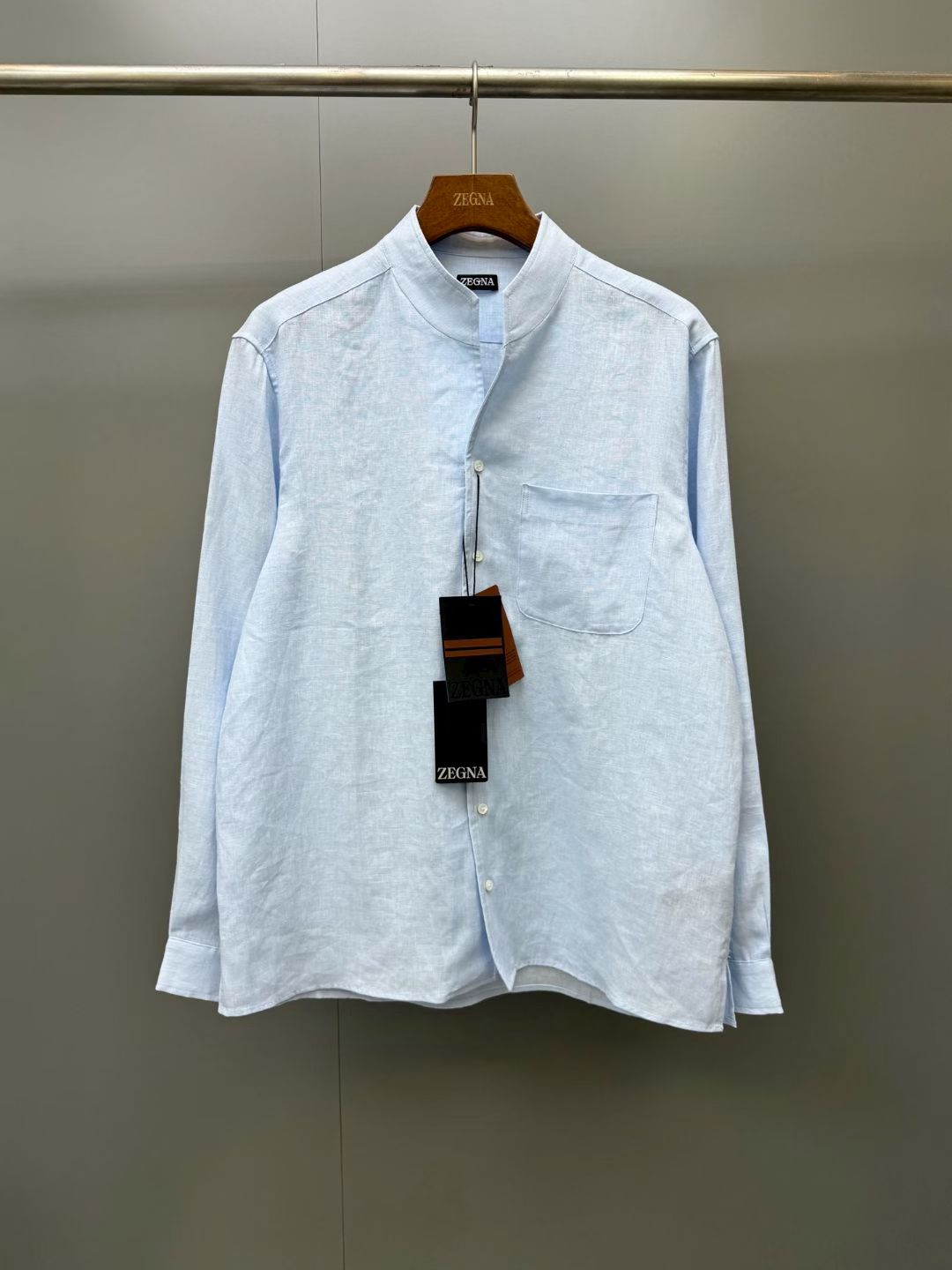 NO:897557,New arrival ZG [New for the season] linen shirt, this shirt is made from Zegna's proprietary linen fabric, spun from fully traceable European grown flax fiber, with hand-stitched details to complement each other, with rolled cuffs and rounded hem, fitted fit, one-piece collar, rolled cuffs, button placket, rounded hem, hand-stitched. Fabric linen, men's clothing, zegna, shirts,19860909新品ZG [当季新款]亚麻衬衫,这款衬衫选用杰尼亚专有亚麻面料制成,由全面可追溯的欧洲种植亚麻纤维纺成,手工缝制细节相得益彰,采用卷边袖口和圆形下摆,合身版型,一片领,卷边袖口,纽扣门襟,圆形下摆,手工缝制.面料亚麻,男装,zegna,shirts,,Women's clothing