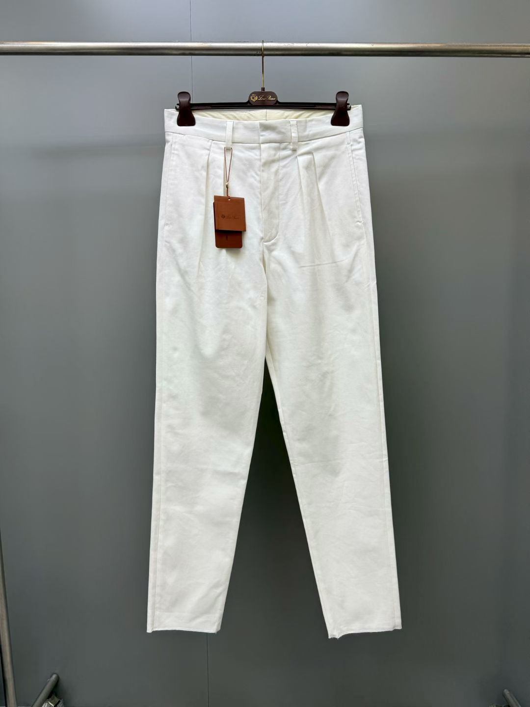 NO:897560,New arrival LP Carlo bright white men's trousers, soft cotton blend trousers with stretch, straight front, piece dyeing, exquisite surface workmanship, a versatile casual item, can be paired with jackets or outerwear, easily create a gorgeous and fashionable look, hip welt, pockets with button closure. Fabric 97 cotton, 3 spandex, SIZE: 46 48 50 52, men's clothing, loro piana, jackets & coats,19860909新品LP Carlo 明亮白色男士长裤,柔软棉质混纺长裤,带弹力,前部平直,件染,具有精致的表面做工,是一款百搭休闲单品,可搭配夹克或外衣、轻松营造华丽而时尚的装扮,臀部贴边,口袋带纽扣开合.面料97棉,3氨纶,SIZE:46 48 50 52,男装,loro piana,jackets & coats,,Women's clothing