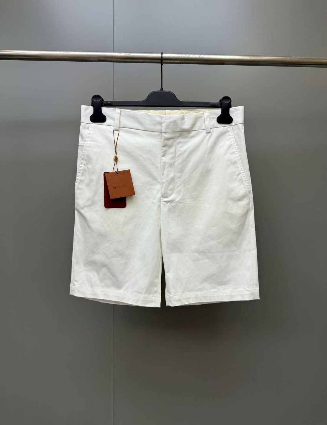 NO:897563,New LP Carlo bright white men's shorts, soft cotton blend trousers with stretch, straight front, piece dyeing, exquisite surface workmanship, a versatile casual item, can be paired with jackets or outerwear, easily create a gorgeous and fashionable look, hip welt, pockets with button closure. Fabric 97 cotton, 3 spandex, SIZE: 46 48 50 52, men's clothing, loro piana, shorts, jackets & coats,19860909新品LP Carlo 明亮白色男士短裤,柔软棉质混纺长裤,带弹力,前部平直,件染,具有精致的表面做工,是一款百搭休闲单品,可搭配夹克或外衣、轻松营造华丽而时尚的装扮,臀部贴边,口袋带纽扣开合.面料97棉,3氨纶,SIZE:46 48 50 52,男装,loro piana,shorts,jackets & coats,,Women's clothing