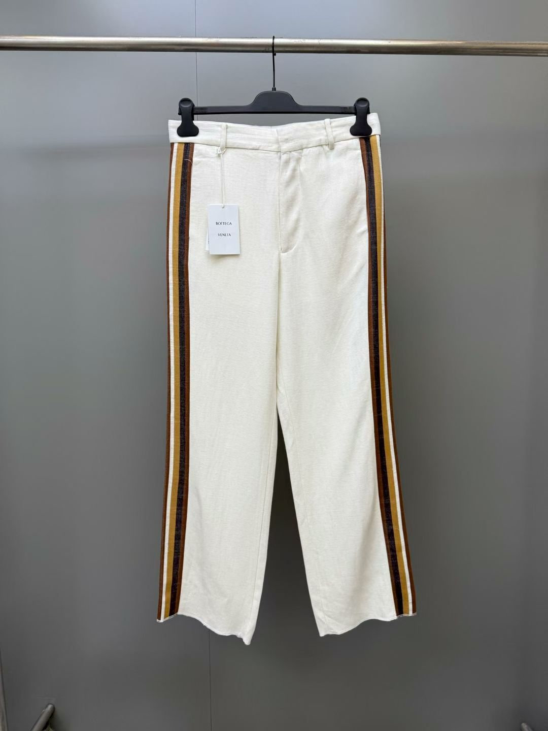 NO:897575,New BV men's viscose striped boxer trousers, BV solid color trousers, decorated with textured Velcro stripe pattern, flat front with crease, side slip pockets, rear welt pockets, loose fit, straight leg design, hidden button front, belt loops. Fabric 88 viscose, 12 linen SIZE: 46 48 50 52, Bottega-Clothing, bottega  veneta,bottega veneta,19860909新品BV男士维斯科丝条纹平脚长裤,BV实色长裤,饰有质感维可牢多条纹图案,平整的前部带有折痕,侧边滑袋,后侧贴边口袋,宽松版型,直筒裤腿设计,隐藏式纽扣前襟,腰带袢. 面料88粘胶纤维,12亚麻 SIZE:46 48 50 52,葆蝶家-服装,bottega veneta,bottega veneta,,Women's clothing