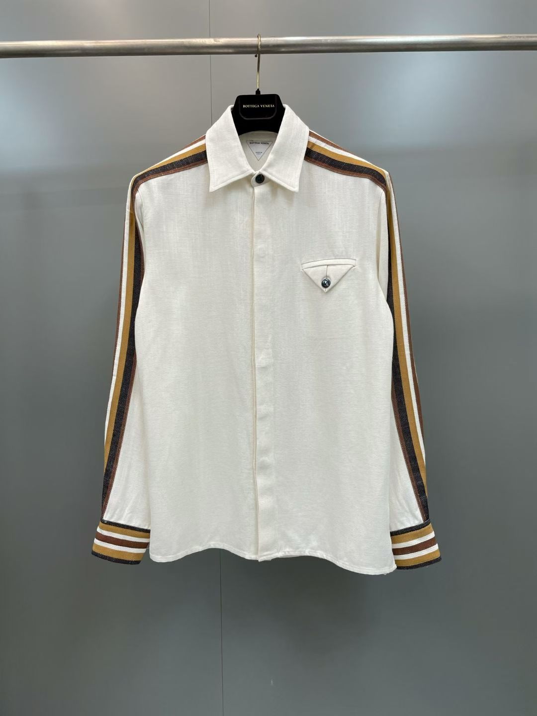 NO:897579,New BV Men's Textured Striped Sweatshirt, BV Solid Sweatshirt Shirt with Textured Velcro Stripe Pattern, Signature Triangle Dot Collar on Chest, Hidden Button Placket, Long Sleeves, Single Button Cuffs, Uneven Vented Side Panels Back Yoke, Straight Hem. Fabric: 88 Viscose, 12 Linen SIZE: 46 48 50 52, Bottega Veneta - Clothing, Bottega Veneta, Bottega  veneta,shirts,19860909新品BV男士纹理条纹运动衫,BV实心运动衫衬衫,饰有质感维可牢多条纹图案,胸前带有签名三角形图案点领口,隐藏式纽扣门襟,长袖,单按钮袖口,不平整的通风侧板 后轭,直边下摆. 面料:88粘胶纤维,12亚麻 SIZE:46 48 50 52,葆蝶家-服装,bottega veneta,bottega veneta,shirts,,Women's clothing