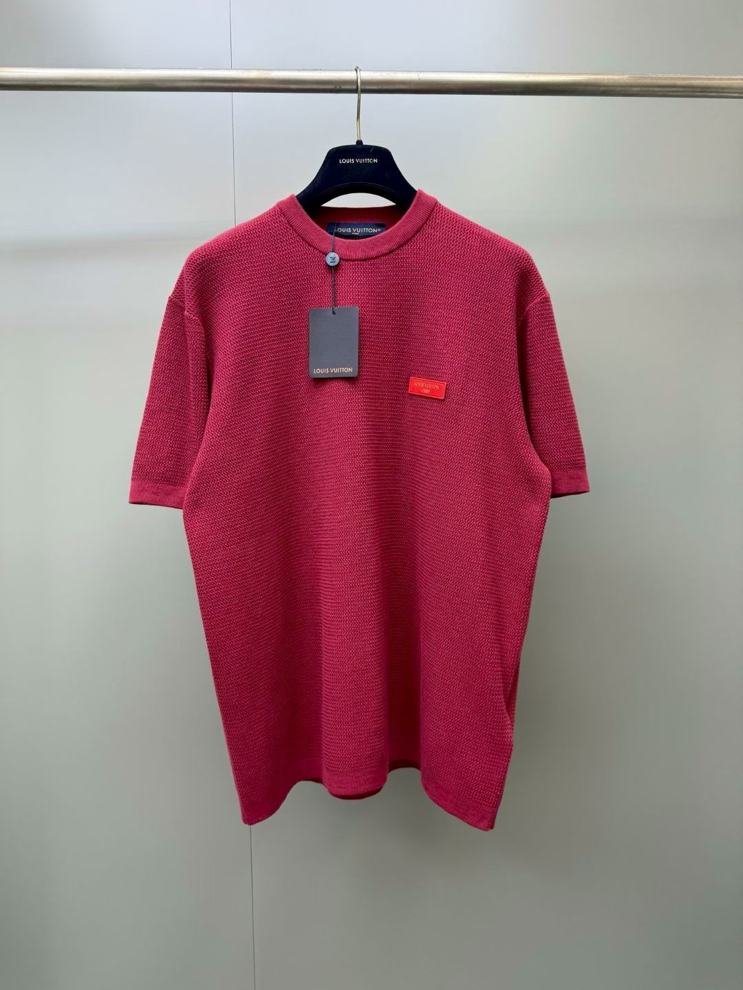 NO:897547,Lujia 26ss new logo leather label waffle knitted short-sleeved T-shirt, custom-woven mixed mulberry silk waffle, feels like a full three-dimensional honeycomb pattern, the whole item depends on the texture of the fabric. We disassembled and re-engraved the entire set of originals, from yarn to accessories, aligned 1:1 at the counter. Size S.M.L.XL., Louis Vuitton-clothing, louis vuitton, louis vuitton, louis  vuitton,T-shirt,tees,t-shirt,19860909驴家 26ss新款标识皮标华夫格针织短袖T恤,定织的混桑蚕丝华夫格,摸上去是饱满立体的蜂巢纹路,整件单品全靠面料肌理取胜,我们全套原版拆解复刻,从纱线到辅料1:1对齐专柜. 码数S.M.L.XL.,路易威登-服装,louis vuitton,louis vuitton,louis vuitton,T-shirt,tees，t-shirt,,Women's clothing