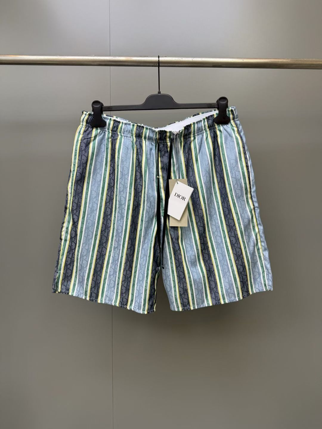 NO:897537,The new Dior 26ss shorts are a statement piece. Part of the exclusive Dioriviera collection, they feature the Dior Oblique Sun Stripes pattern. A reinterpretation of Dior's classic pattern in different stripe combinations, they highlight the extraordinary craftsmanship of the Dior ateliers and reflect Jonathan Anderson's modern perspective. Crafted from a blue and green cotton and mulberry silk blend, they can be worn with a matching shirt for a sophisticated look.  Size S.M.L.XL., Dior-clothing, dior, dior, shorts, shirts,19860909迪奥 26ss新款短裤彰显个性风格.来自 Dioriviera 限定系列,饰以 Dior Oblique Sun Stripes 图案.以不同条纹组合设计重新诠释 Dior 经典图案,彰显 Dior 工坊非凡的精湛工艺,同时也体现乔纳森·安德森 (Jonathan Anderson) 的现代视角.采用蓝色和绿色棉质和桑蚕丝混纺面料精心制作,可与配套的衬衫搭配穿着,打造精致造型. 码数S.M.L.XL.,迪奥-服装,dior,dior,shorts,shirts,,Women's clothing