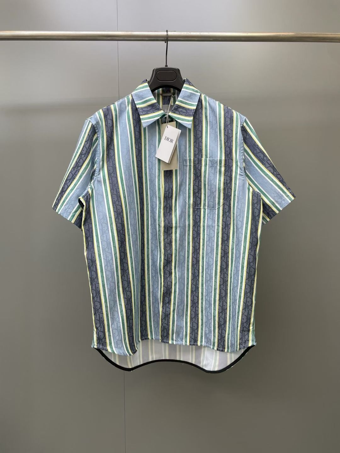 NO:897542,The new Dior 26ss shirt comes from the Dioriviera limited series and is decorated with the Dior Oblique Sun Stripes pattern. This pattern matches Dior's classic patterns with interwoven stripes, highlighting the extraordinary craftsmanship of the Dior ateliers, while also embodying Jonathan Anderson's modern perspective. Carefully crafted with blue and green cotton and mulberry silk blend jacquard fabrics, the classic fit is equipped with a hidden button placket. It can be easily matched with the shorts of the series.  Size S.M.L.XL., Dior-clothing, dior, dior, shorts, shirts,19860909迪奥 26ss新款衬衫来自 Dioriviera 限定系列,饰以 Dior Oblique Sun Stripes 图案.该图案将 Dior 经典图案与交织组合的条纹相搭配,彰显 Dior 工坊非凡的精湛工艺,同时也体现乔纳森·安德森 (Jonathan Anderson) 的现代视角.采用蓝色和绿色棉质和桑蚕丝混纺提花面料精心制作,经典版型搭配隐藏式纽扣门襟.可与该系列的短裤轻松搭配. 码数S.M.L.XL.,迪奥-服装,dior,dior,shorts,shirts,,Women's clothing