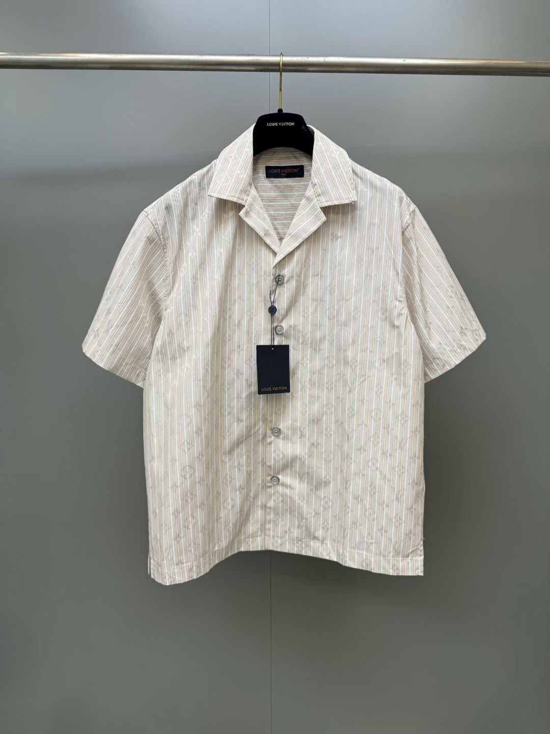 NO:897554,Lujia 26ss new Monogram striped full-print letter shirt T-shirt, same style for men and women, high version. Size S.M.L.XL., Louis Vuitton-clothing, louis vuitton, louis vuitton, louis vuitton, shirts, tees, t-shirt,19860909驴家 26ss新款Monogram 条纹满印字母衬衫T恤 男女同款 高版本. 码数S.M.L.XL.,路易威登-服装,louis vuitton,louis vuitton,louis vuitton,shirts,tees，t-shirt,,Women's clothing