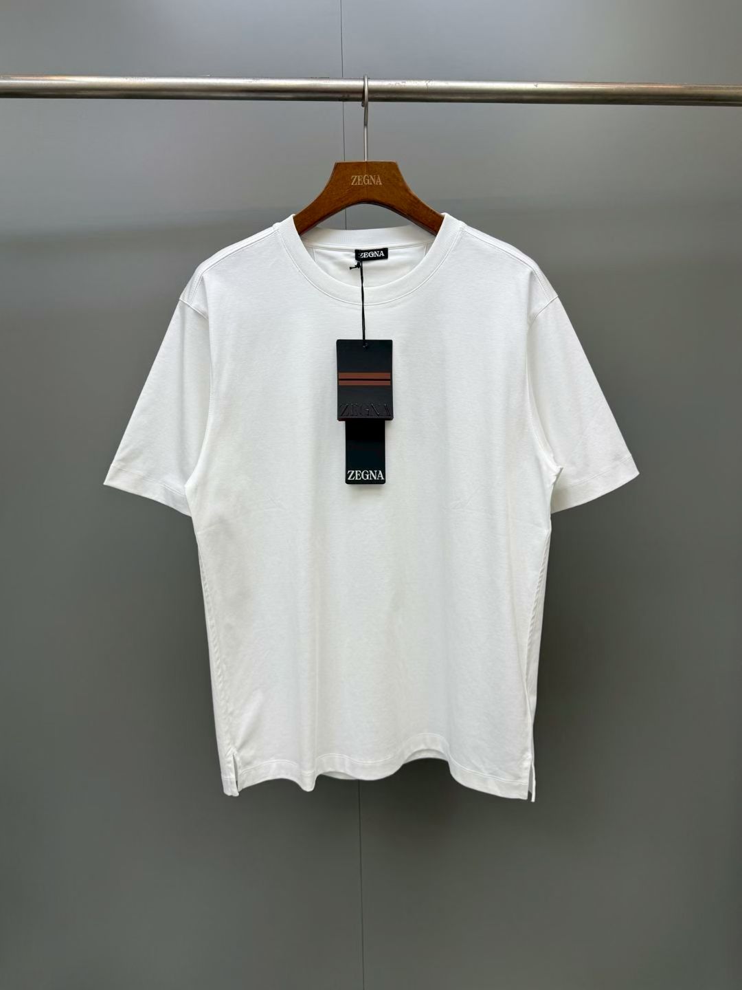 NO:897571,The new ZG [seasonal new] American horse cotton T-shirt, this Sabbia Oasi T-shirt is made of the brand's selected Premium Cotton American horse cotton. It has a soft and luxurious texture. The short-sleeved silhouette is equipped with a ribbed hem, round neck and cuffs, showing a distinctive personality. The Premium Cotton yarn used in this garment is only refined from long cotton fibers. It has a combination of strength, softness and durability, and can give a gorgeous texture to daily looks.  Washing can be done by hand, do not bleach, do not turn over and dry, lay flat to dry, maximum temperature of the iron soleplate is 110C, gentle dry cleaning, first turn inside out, then wash and iron. Fabric: American horse cotton, men's clothing, miumiu, T-shirt, tees, t-shirt,19860909新品ZG[当季新款]美国马匹棉质T恤,这款 Sabbia Oasi T恤采用品牌精选 Premium Cotton美国马匹棉质制成,质感柔软华美,短袖廓形配以罗纹下摆,圆领及袖口,展露鲜明的个性气息. 这款服装所用的Premium Cotton纱线仅甄选长棉纤维精制而成,兼具强韧度,柔软性和耐用性,能够为日常造型赋予华美质感. 洗涤可手洗,不可漂白,不可翻转干燥,平摊晾干,熨斗底板最高温度110C,缓和干洗,先将内里外翻,然后清洗并熨烫. 面料美国马匹棉,男装,miumiu,T-shirt,tees，t-shirt,,Women's clothing