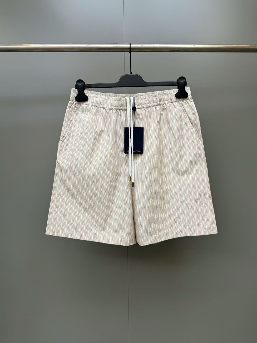 NO:897550,Lujia 26ss new Monogram pinstripe drawstring casual shorts, same style for men and women, high version. Size S.M.L.XL., Louis Vuitton-clothing, louis vuitton, louis vuitton, louis vuitton, shorts,19860909驴家 26ss新款Monogram 细条纹抽绳系带 休闲短裤 男女同款 高版本. 码数S.M.L.XL.,路易威登-服装,louis vuitton,louis vuitton,louis vuitton,shorts,,Women's clothing